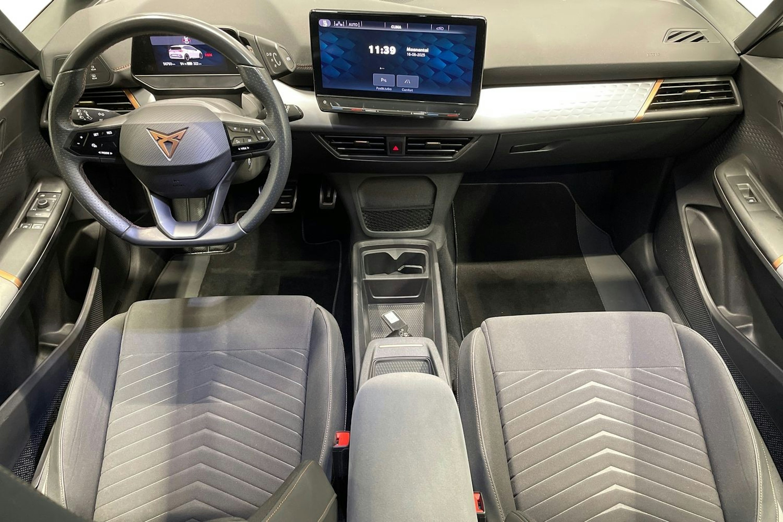 valkoinen CUPRA Born 2022 kuva 9.