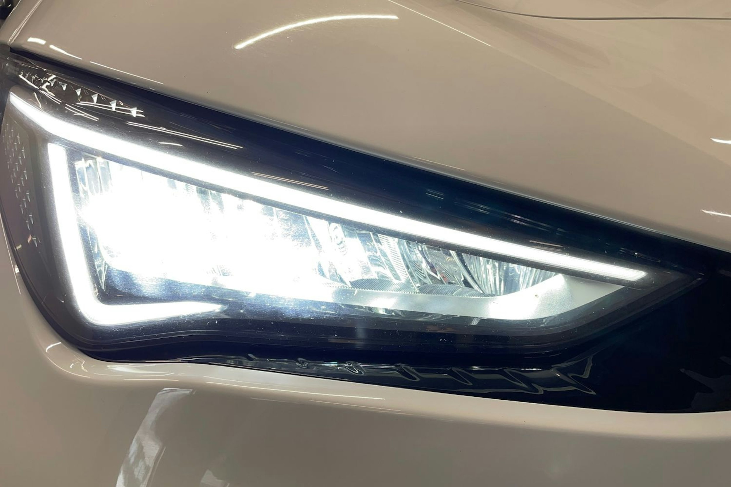 valkoinen CUPRA Born 2022 kuva 14.