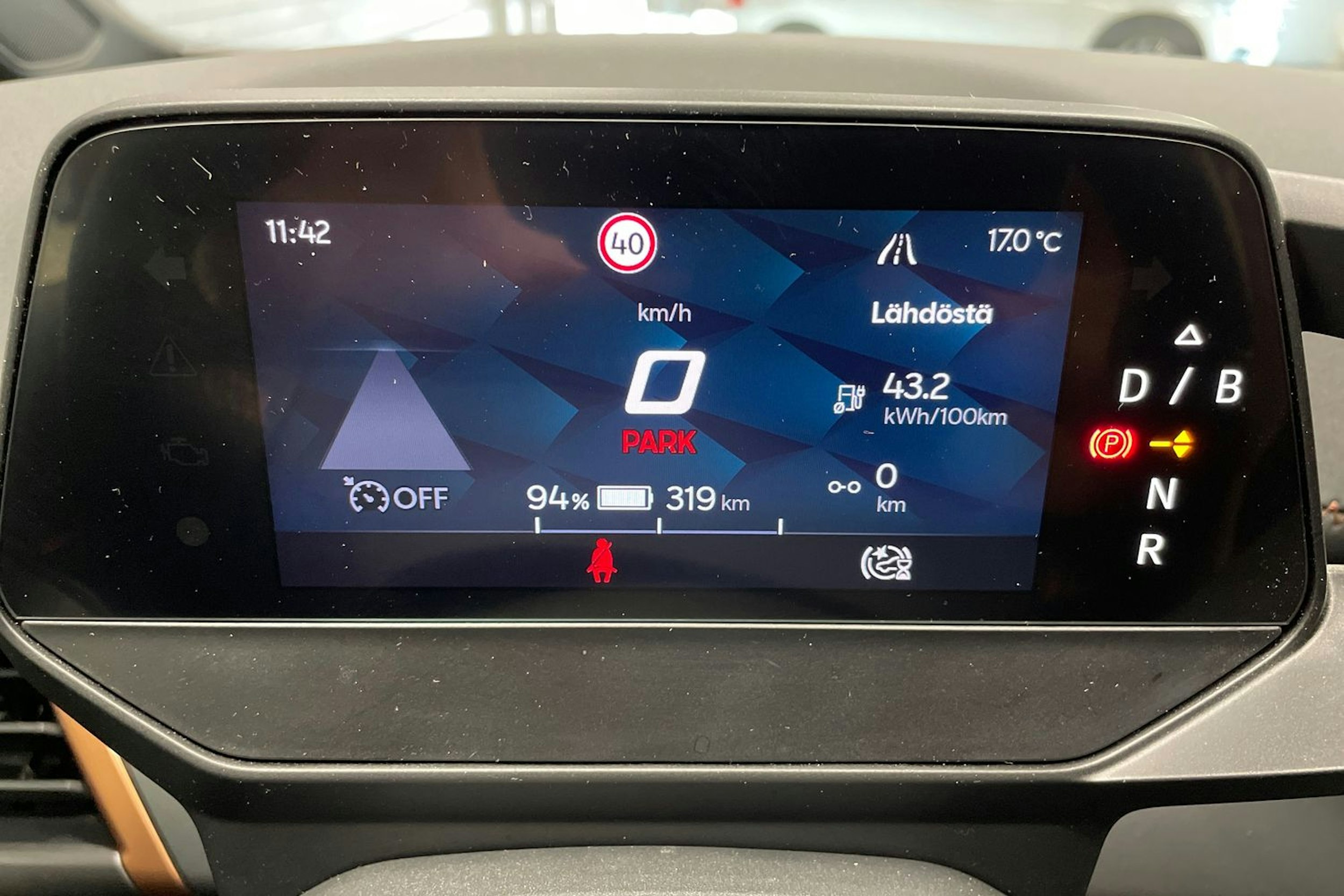 valkoinen CUPRA Born 2022 kuva 15.