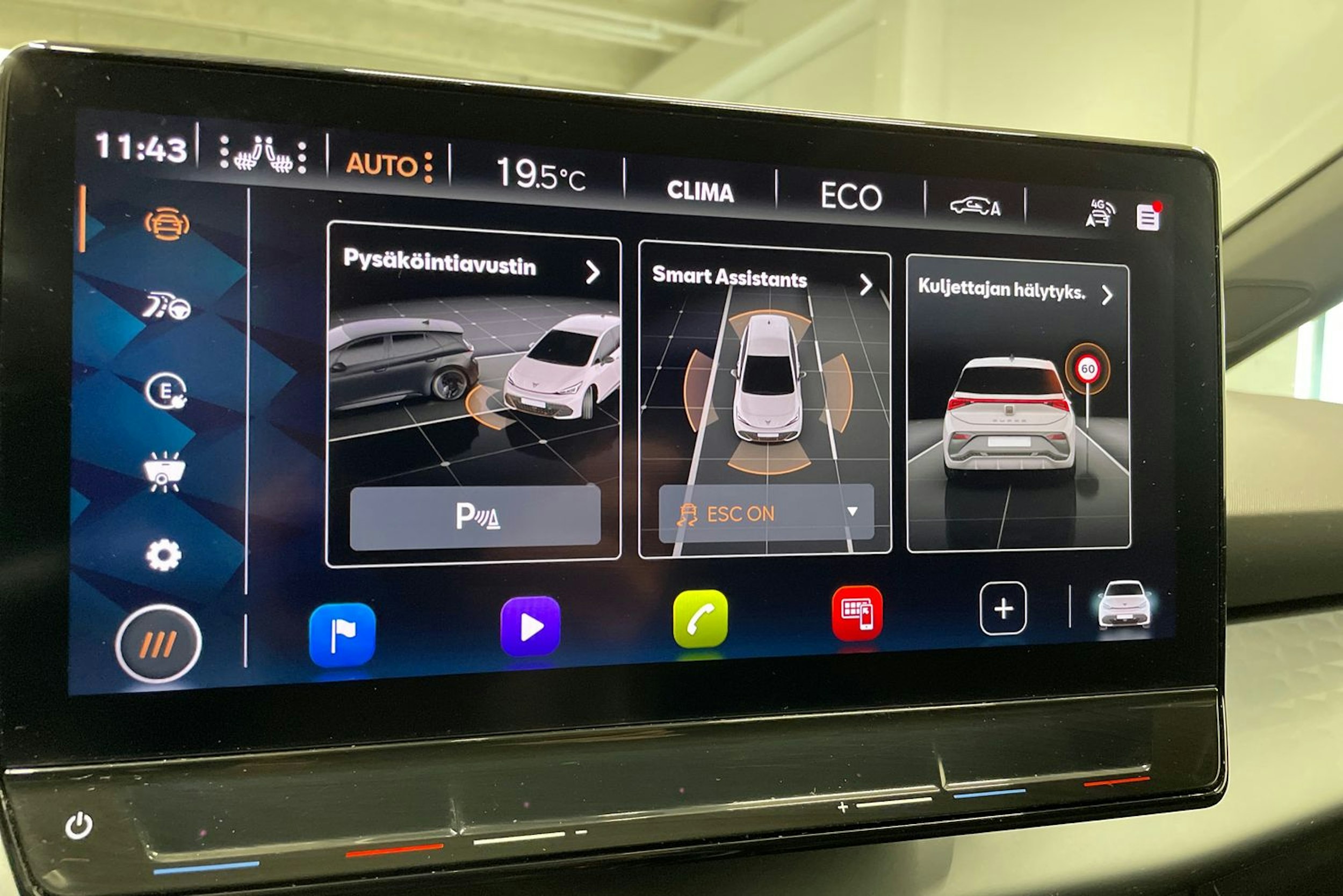 valkoinen CUPRA Born 2022 kuva 19.