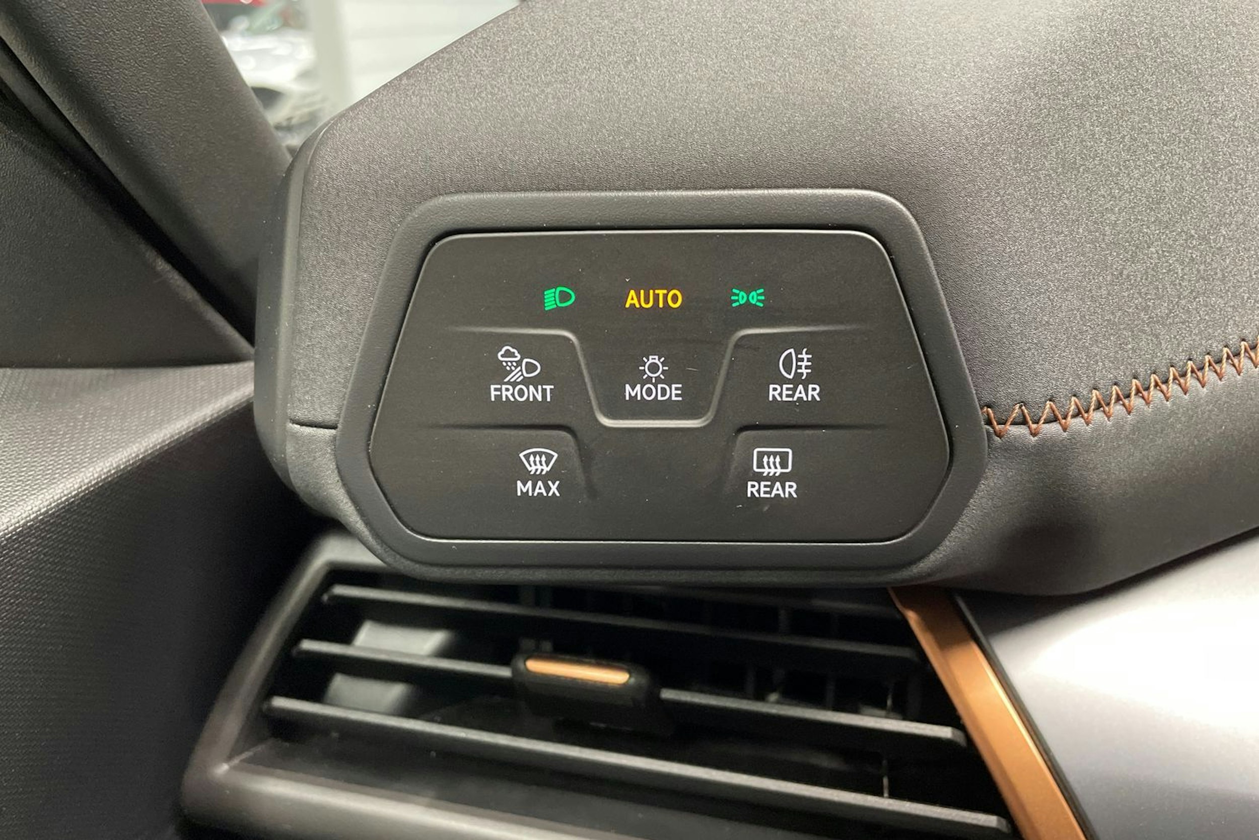 valkoinen CUPRA Born 2022 kuva 22.