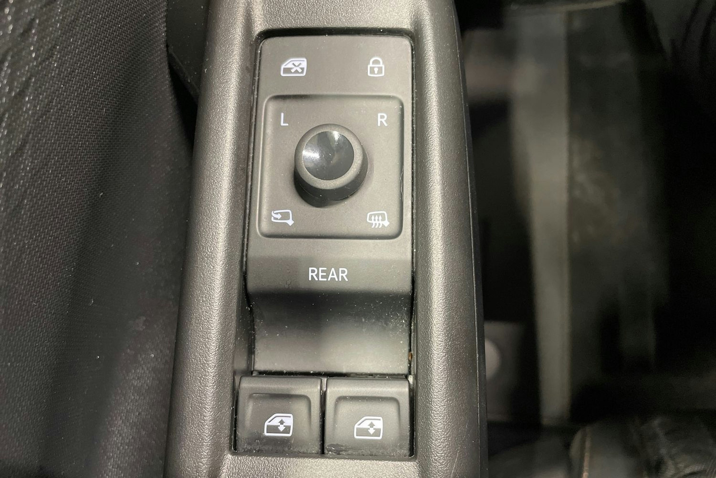 valkoinen CUPRA Born 2022 kuva 23.