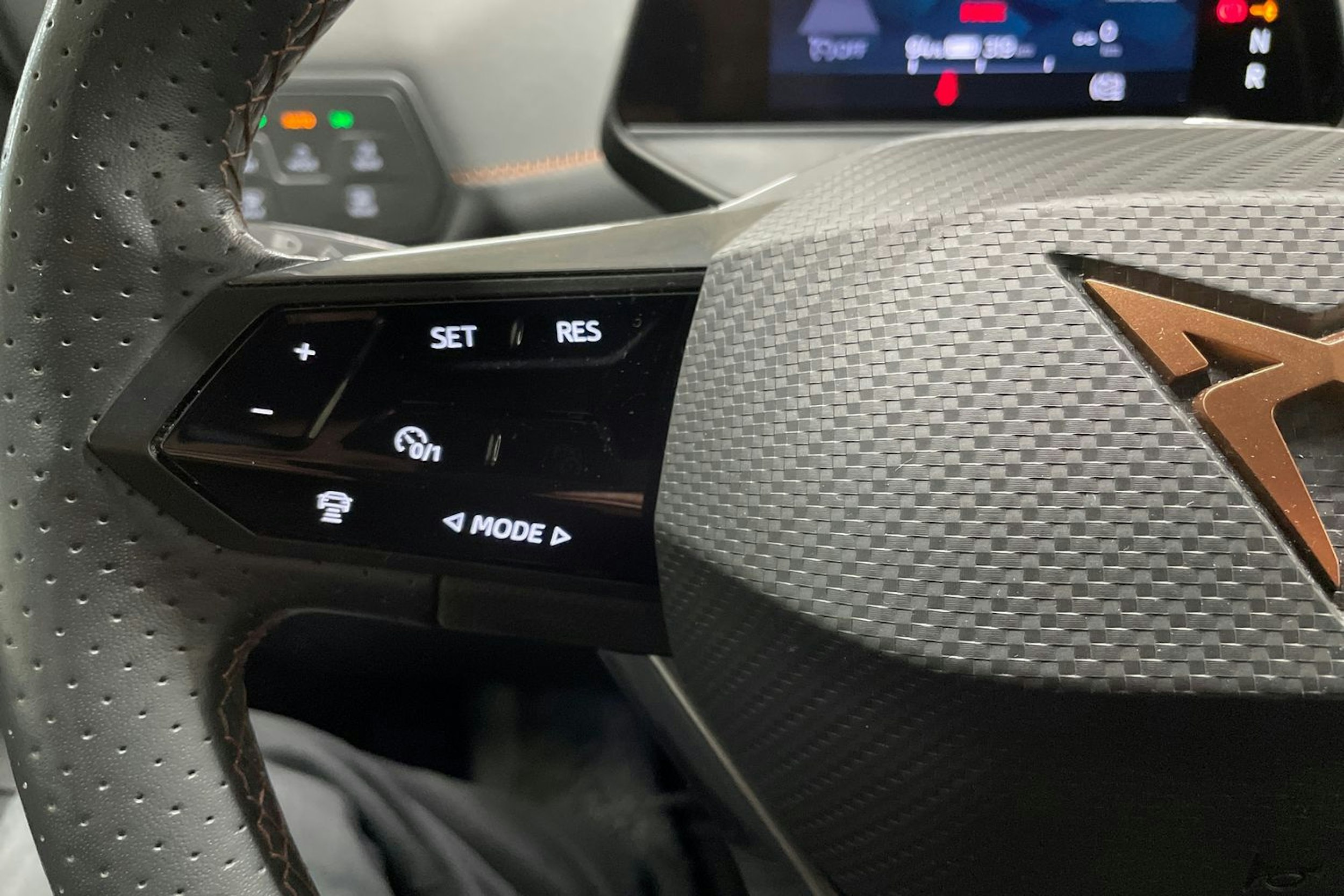 valkoinen CUPRA Born 2022 kuva 24.