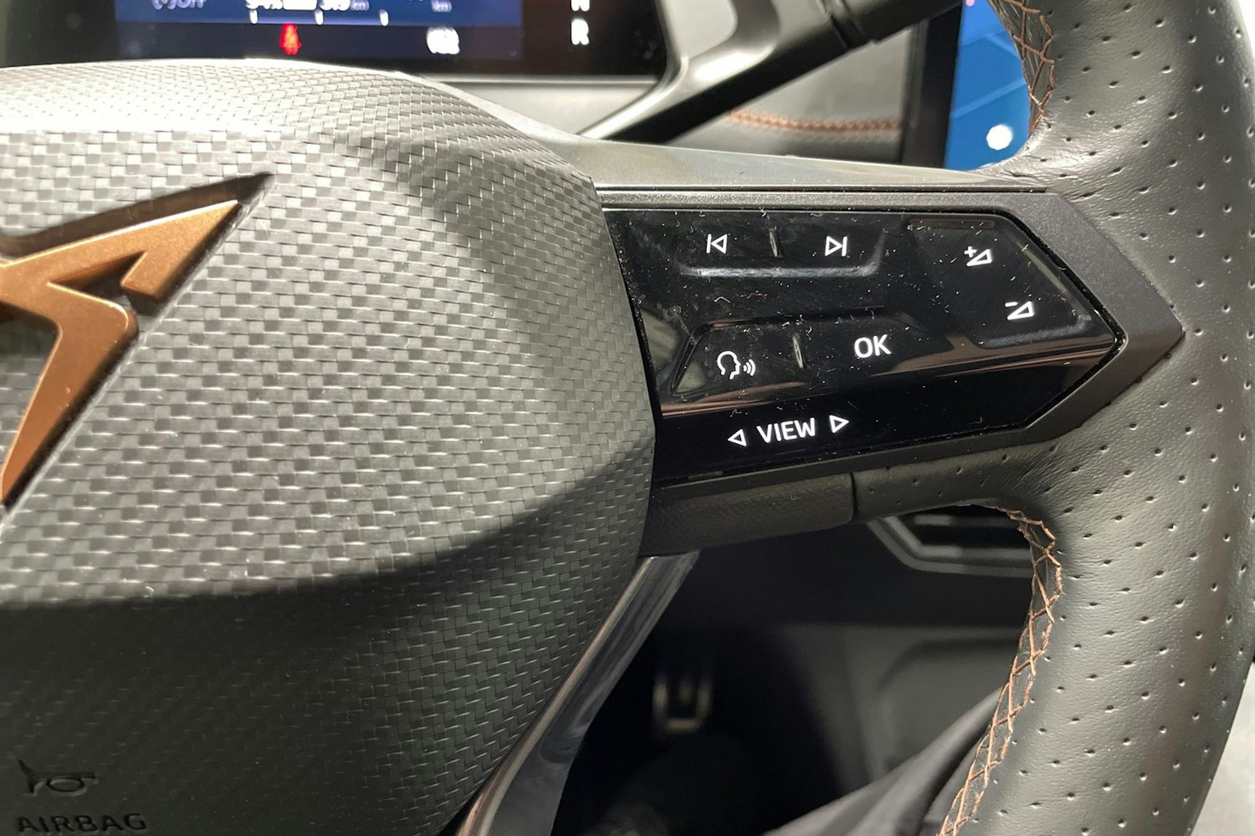 valkoinen CUPRA Born 2022 kuva 25.