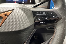 valkoinen CUPRA Born 2022 kuva 25.
