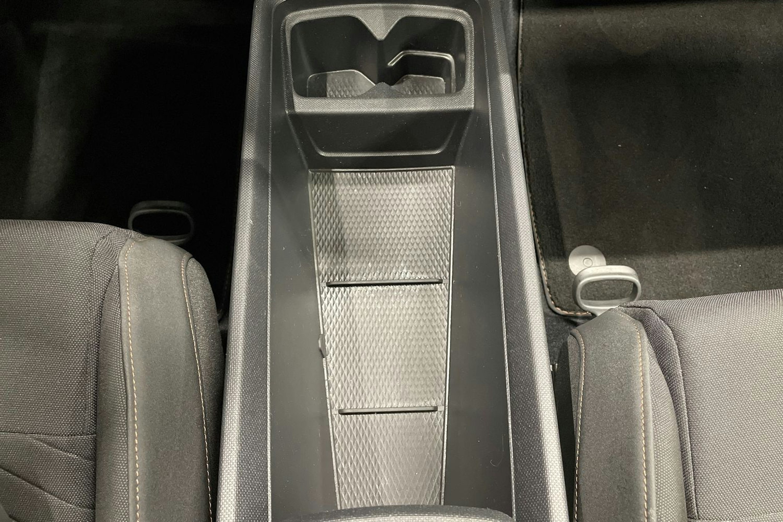 valkoinen CUPRA Born 2022 kuva 26.