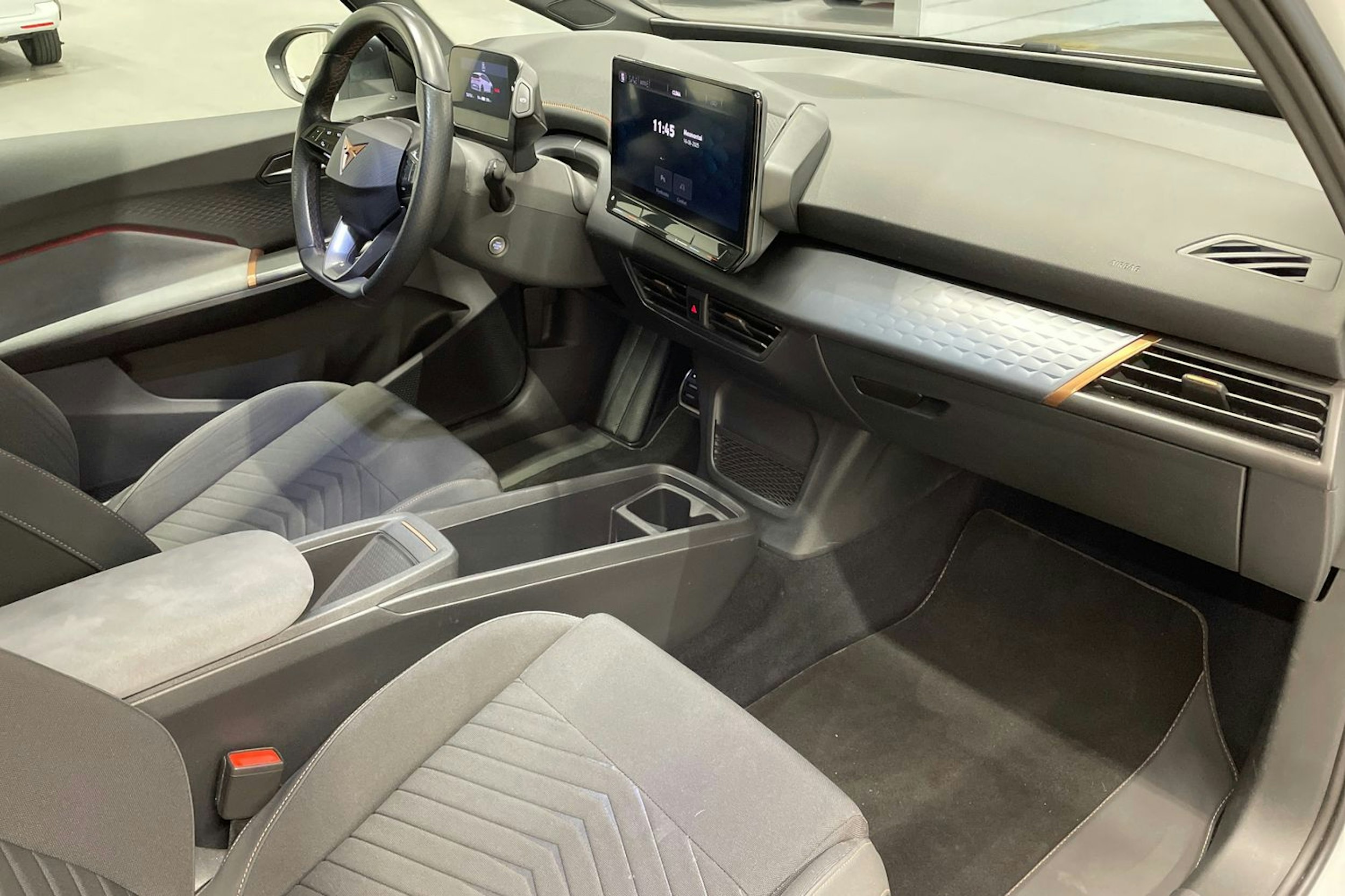 valkoinen CUPRA Born 2022 kuva 29.