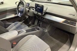 valkoinen CUPRA Born 2022 kuva 29.