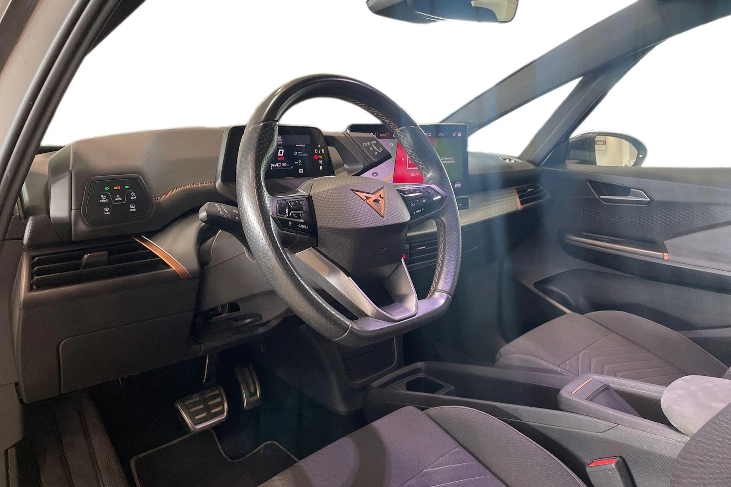 valkoinen CUPRA Born 2021 kuva 8.