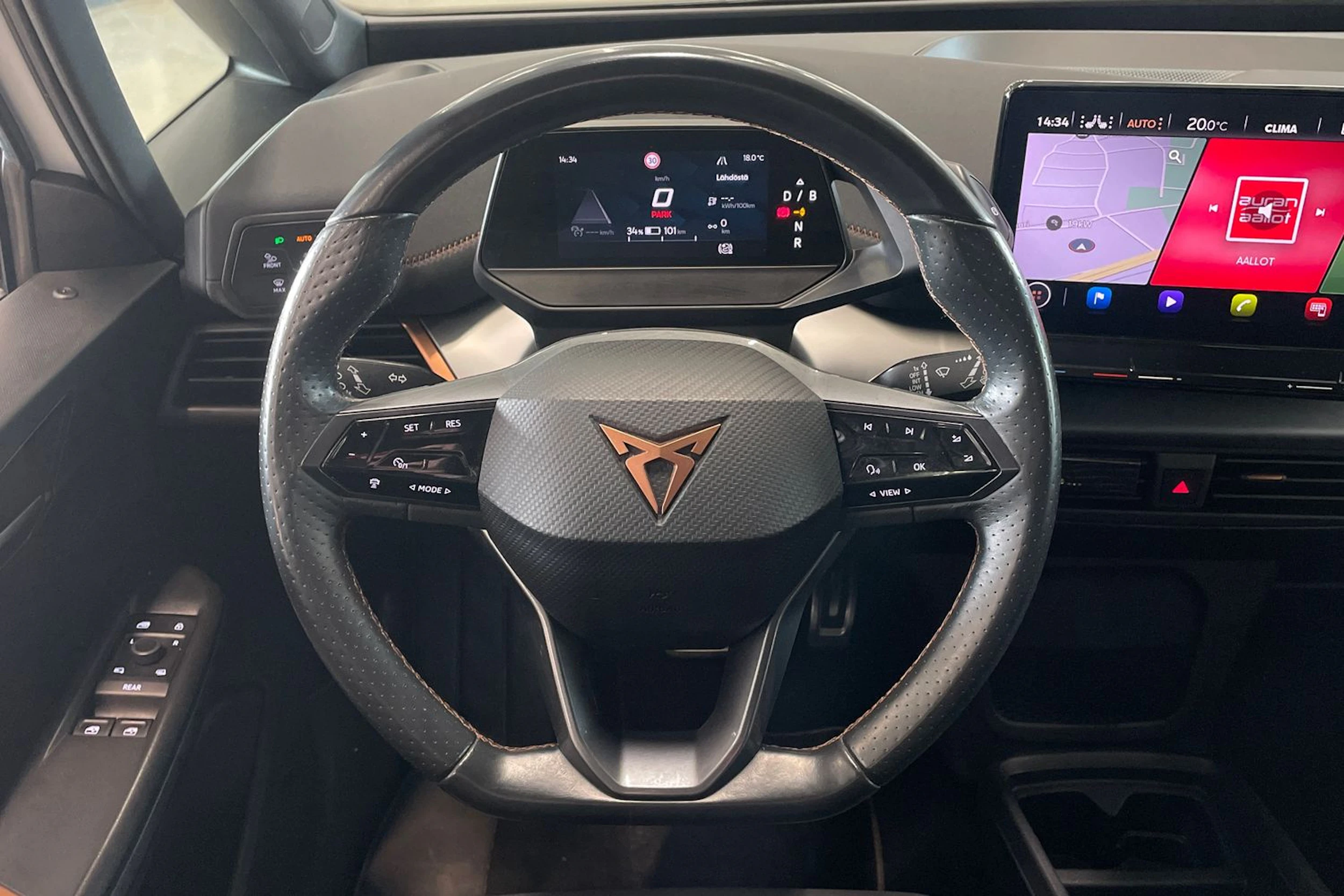 valkoinen CUPRA Born 2021 kuva 15.