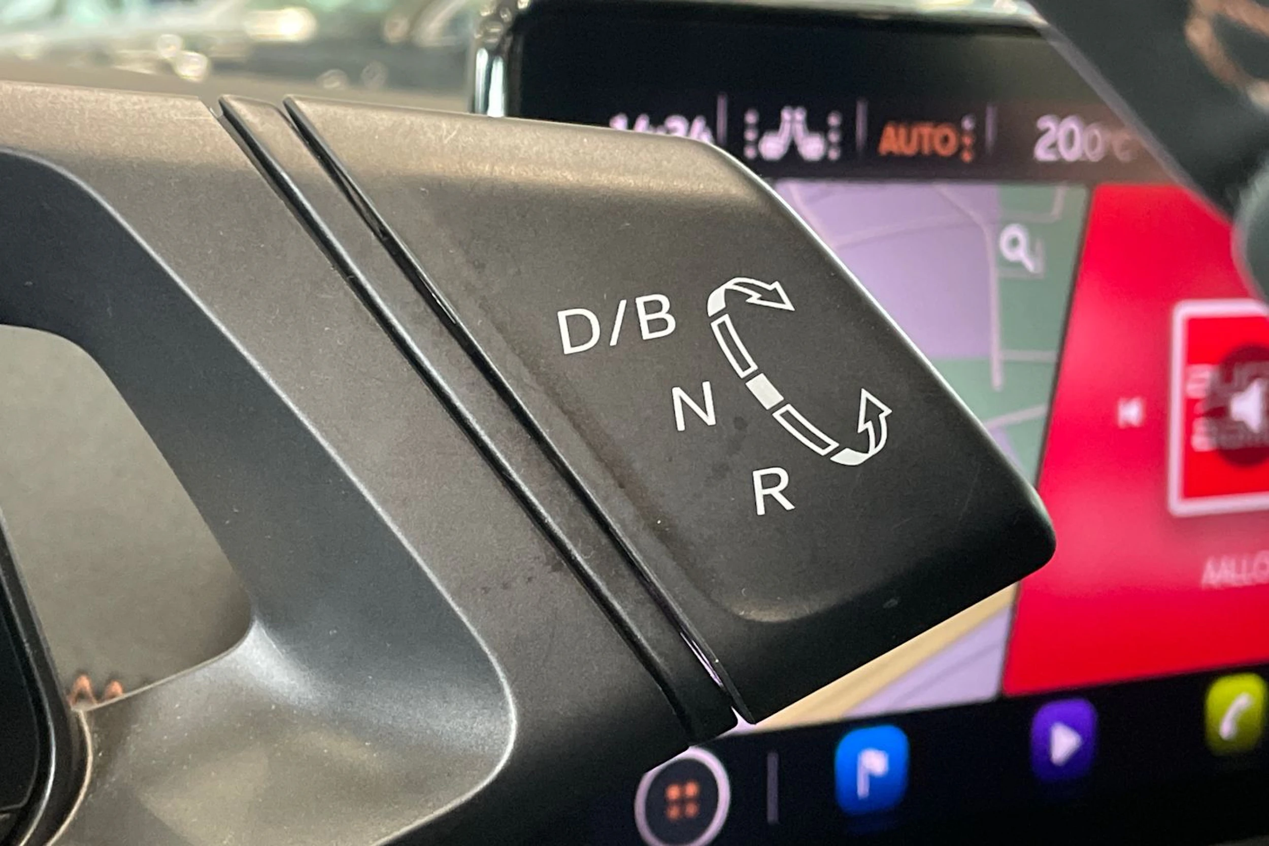valkoinen CUPRA Born 2021 kuva 17.