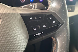 valkoinen CUPRA Born 2021 kuva 18.
