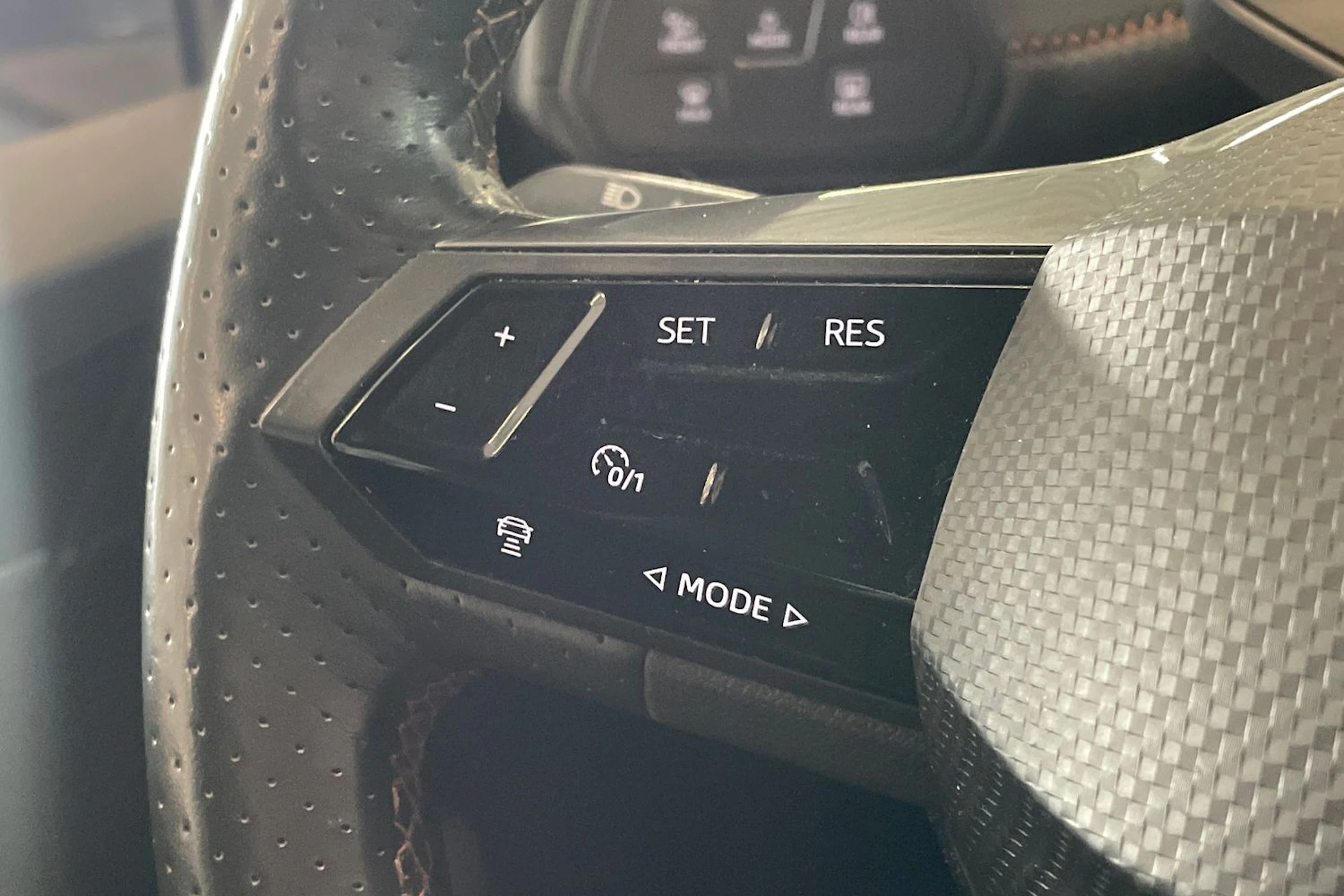 valkoinen CUPRA Born 2021 kuva 19.