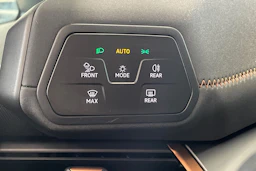 valkoinen CUPRA Born 2021 kuva 20.
