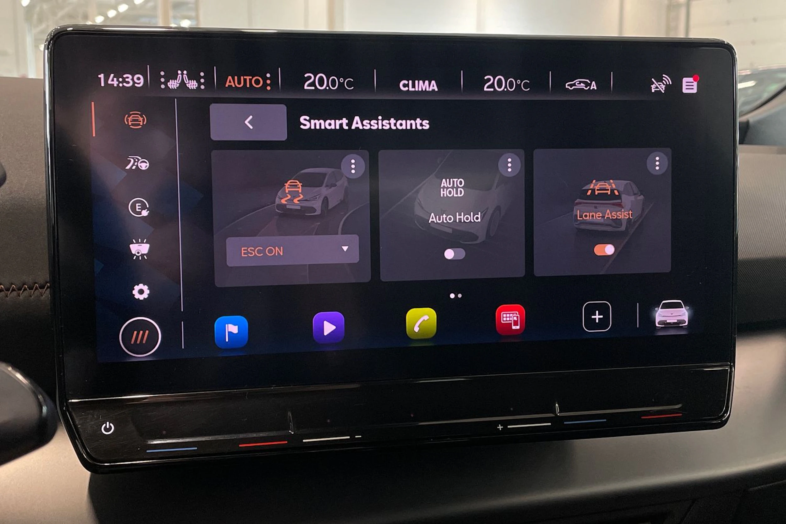 valkoinen CUPRA Born 2021 kuva 26.