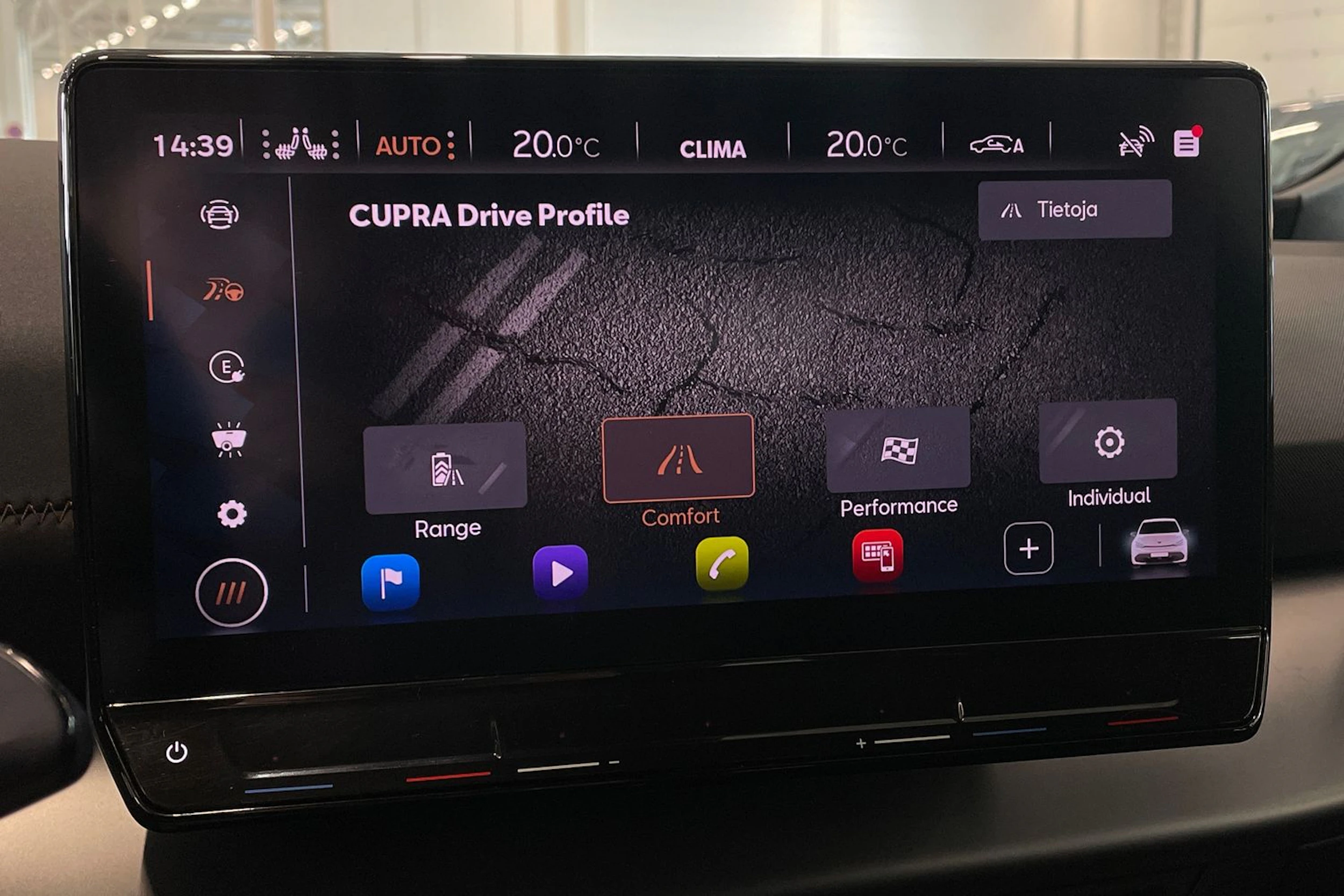 valkoinen CUPRA Born 2021 kuva 28.