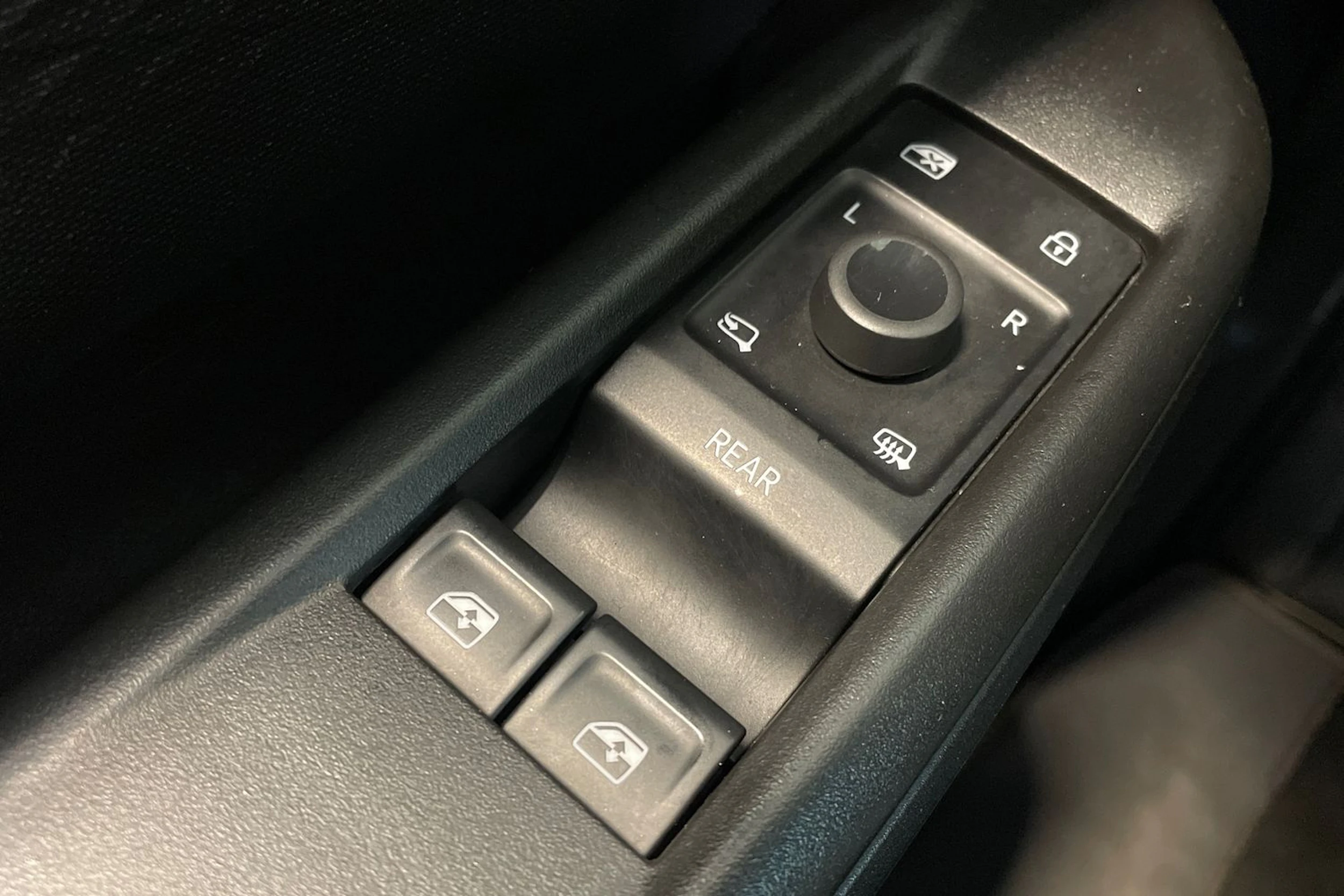 valkoinen CUPRA Born 2021 kuva 33.