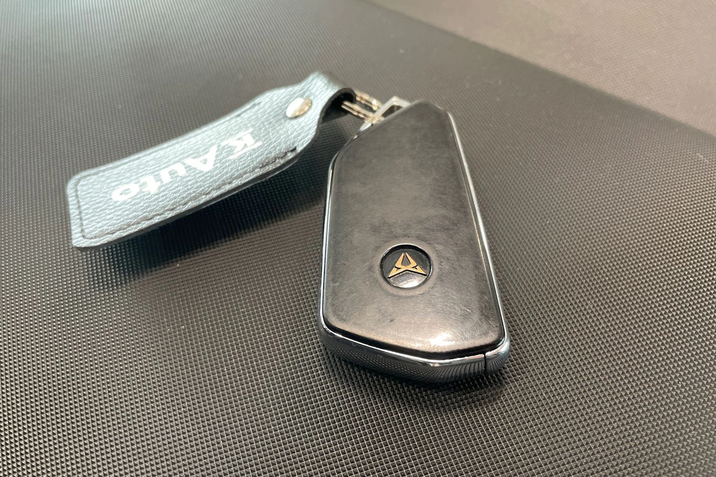 valkoinen CUPRA Born 2021 kuva 35.
