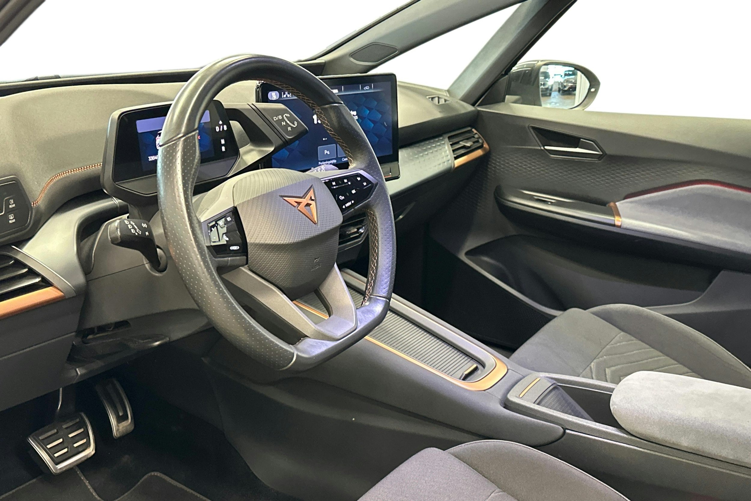 valkoinen CUPRA Born 2022 kuva 3.