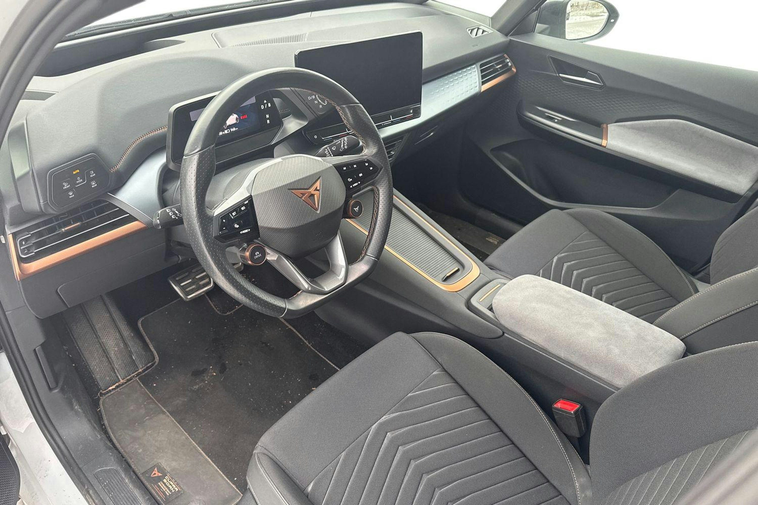 valkoinen CUPRA Born 2022 kuva 3.