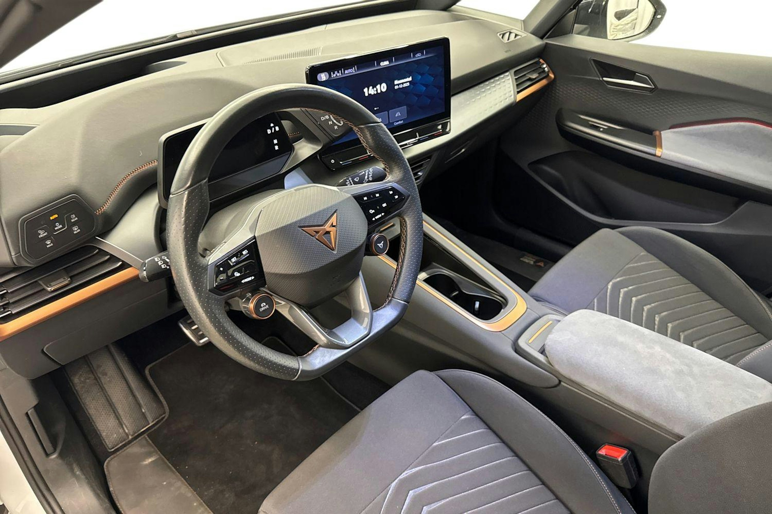 valkoinen CUPRA Born 2022 kuva 7.