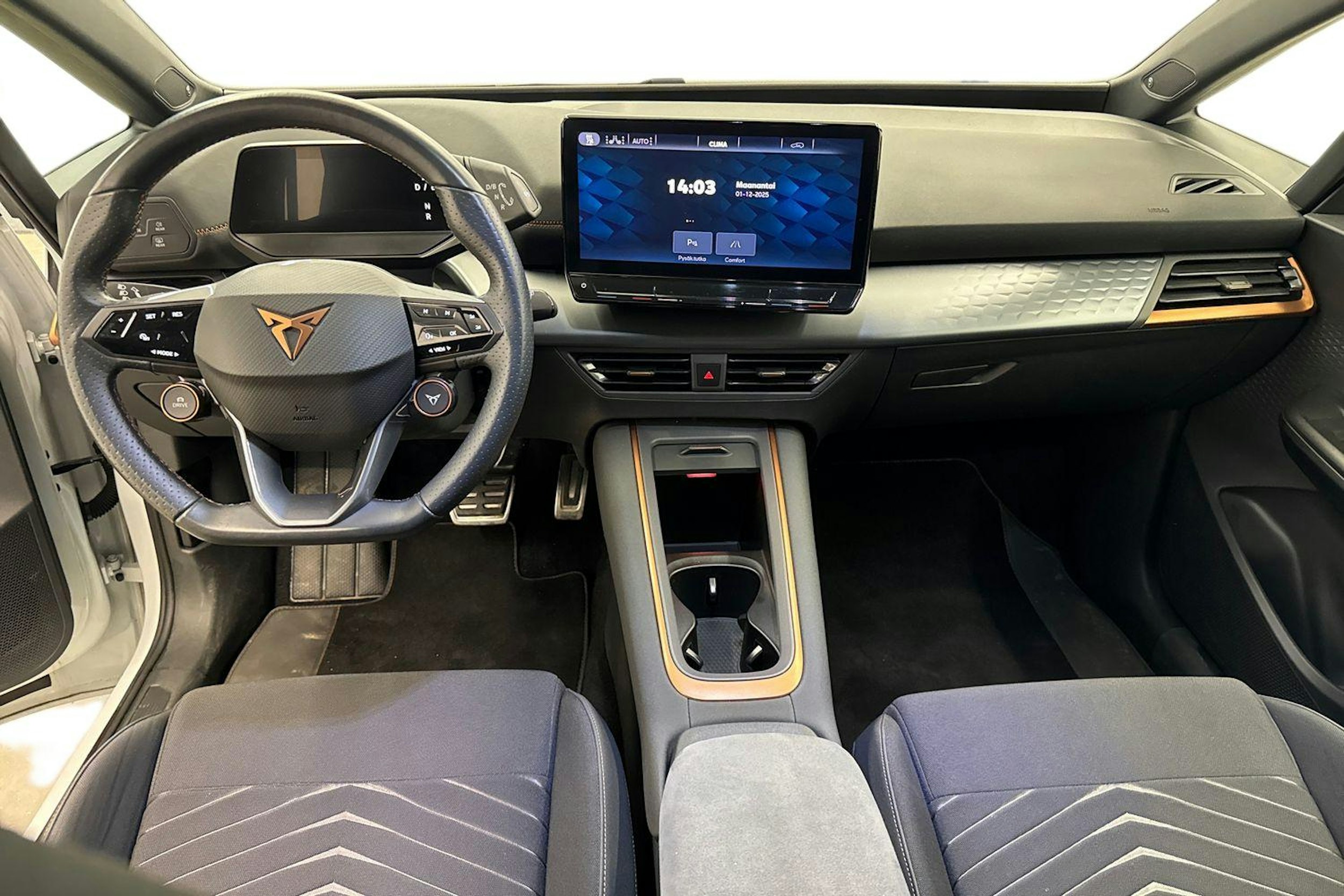 valkoinen CUPRA Born 2022 kuva 9.