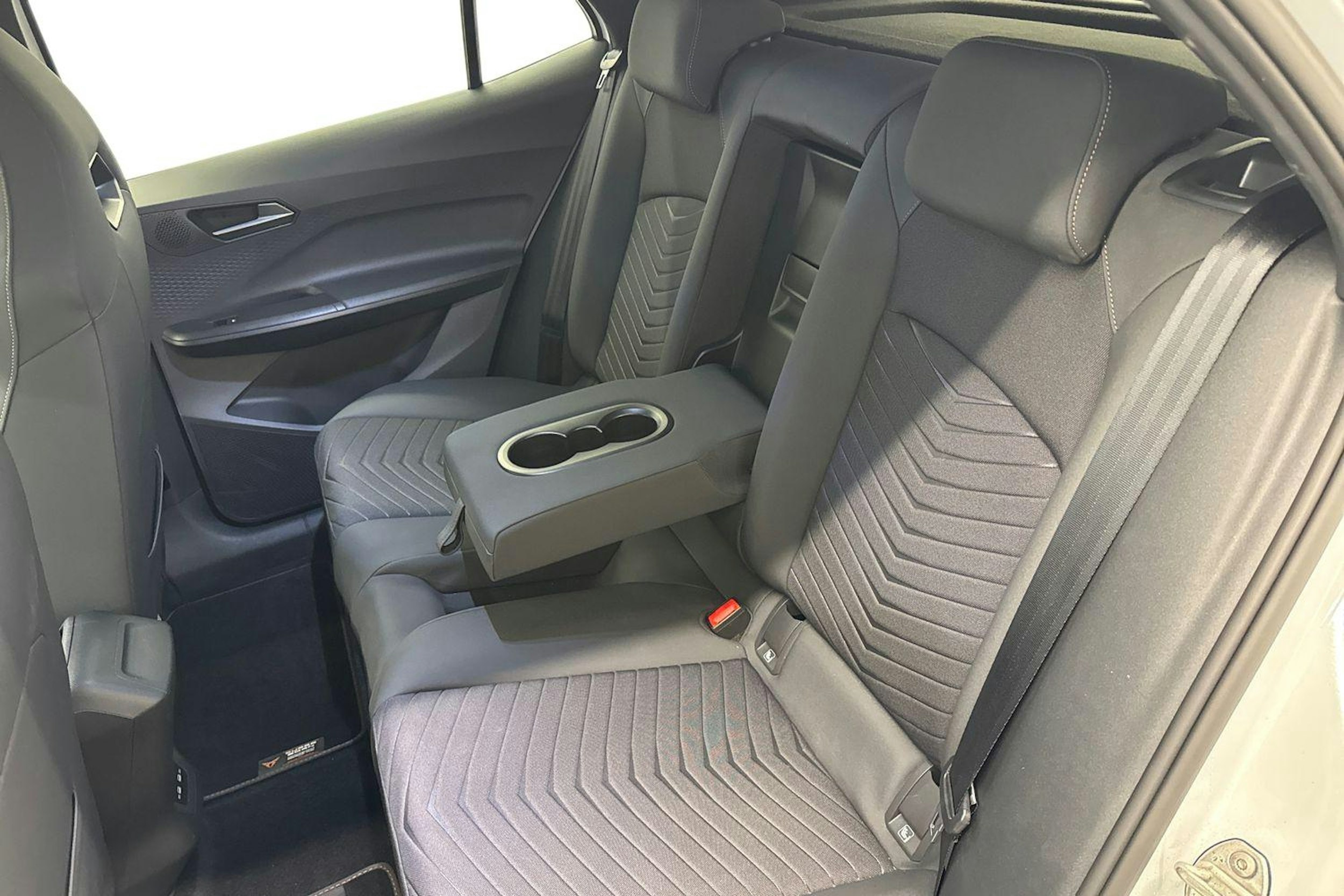 valkoinen CUPRA Born 2022 kuva 10.