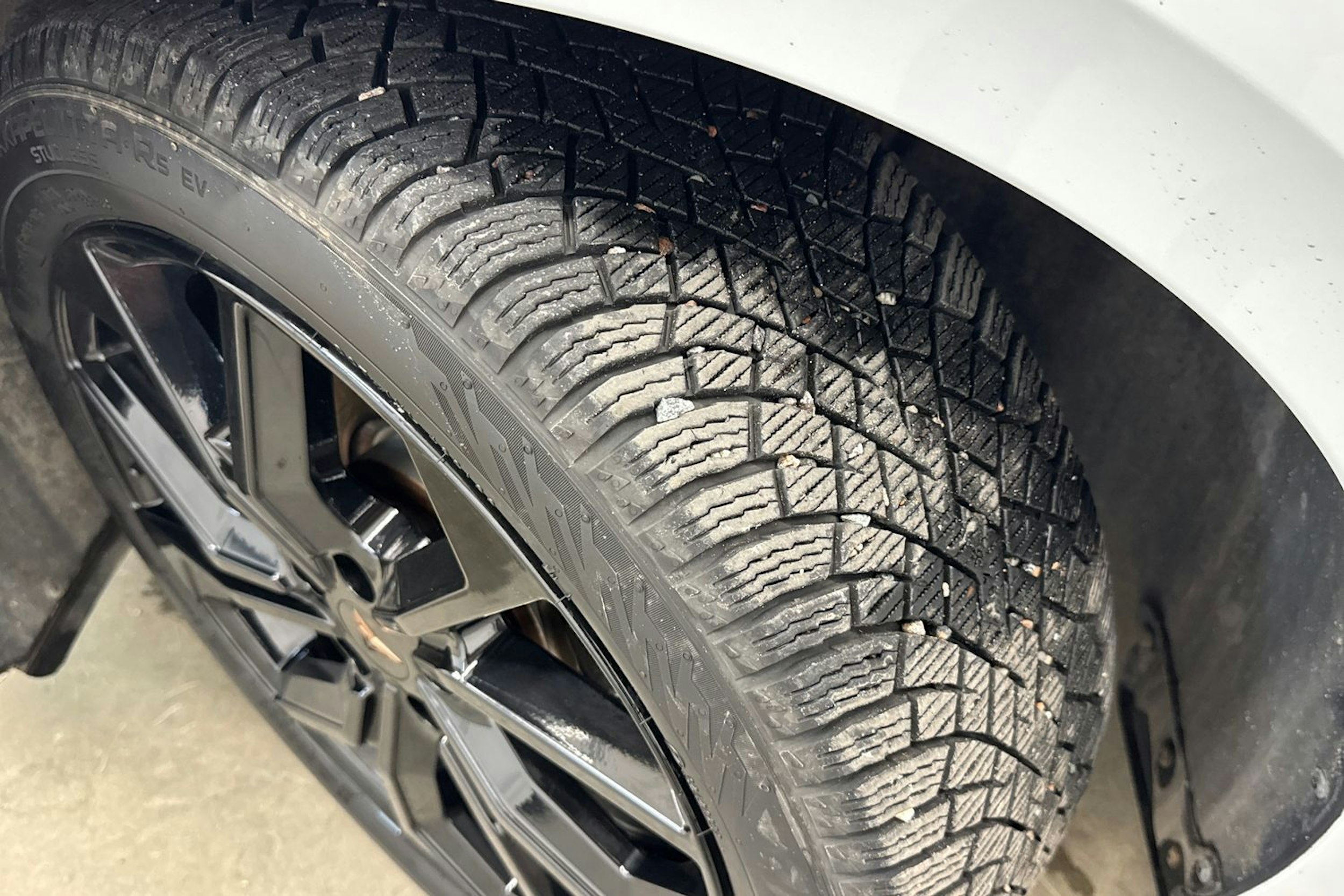 valkoinen CUPRA Born 2022 kuva 13.