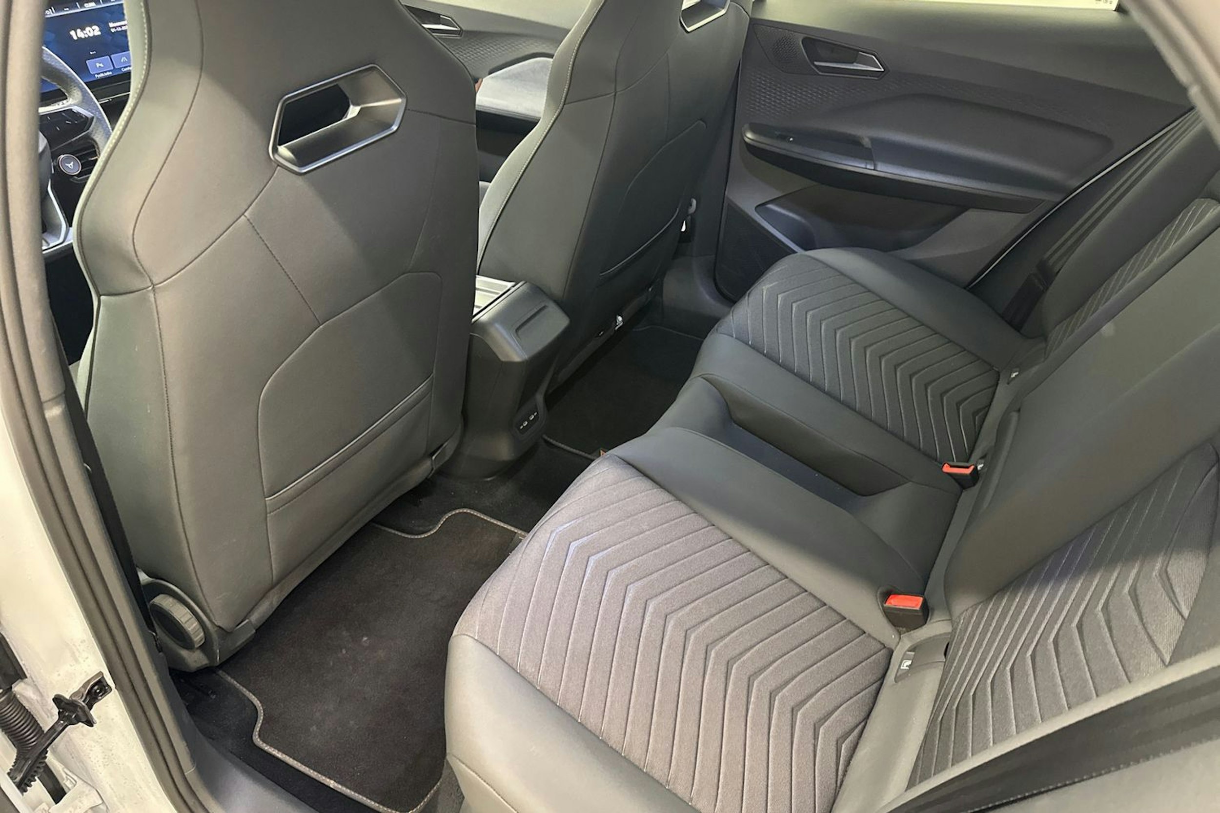 valkoinen CUPRA Born 2022 kuva 14.