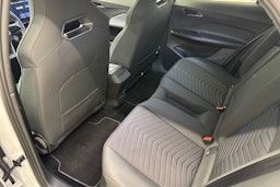 valkoinen CUPRA Born 2022 kuva 14.