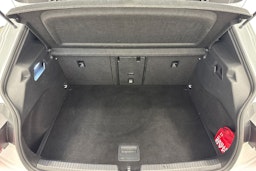 valkoinen CUPRA Born 2022 kuva 15.