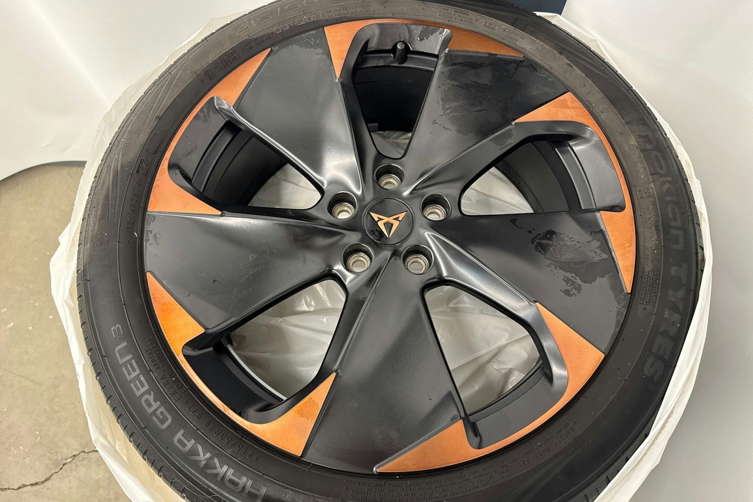 valkoinen CUPRA Born 2022 kuva 16.