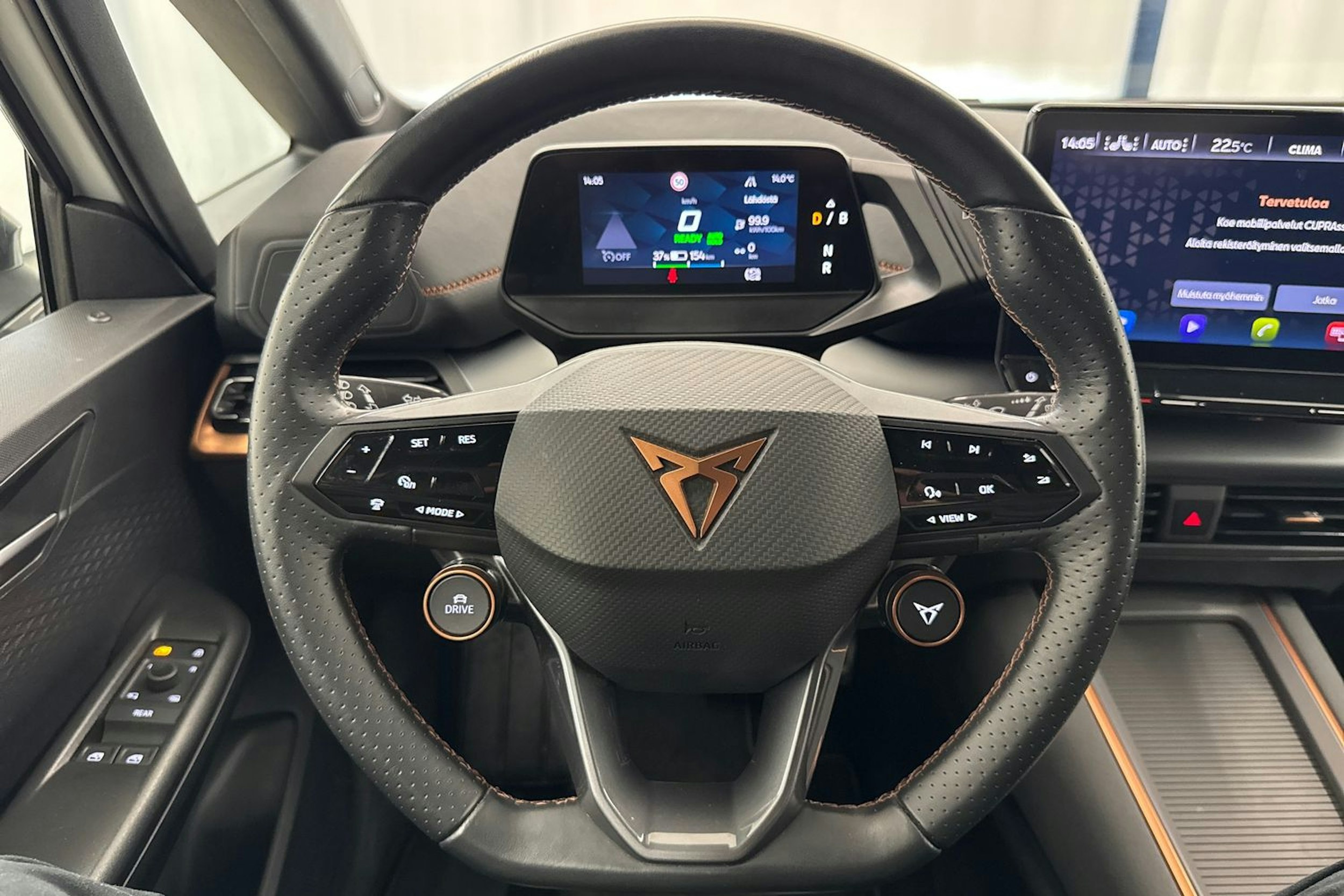 valkoinen CUPRA Born 2022 kuva 18.