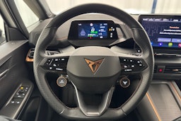 valkoinen CUPRA Born 2022 kuva 18.