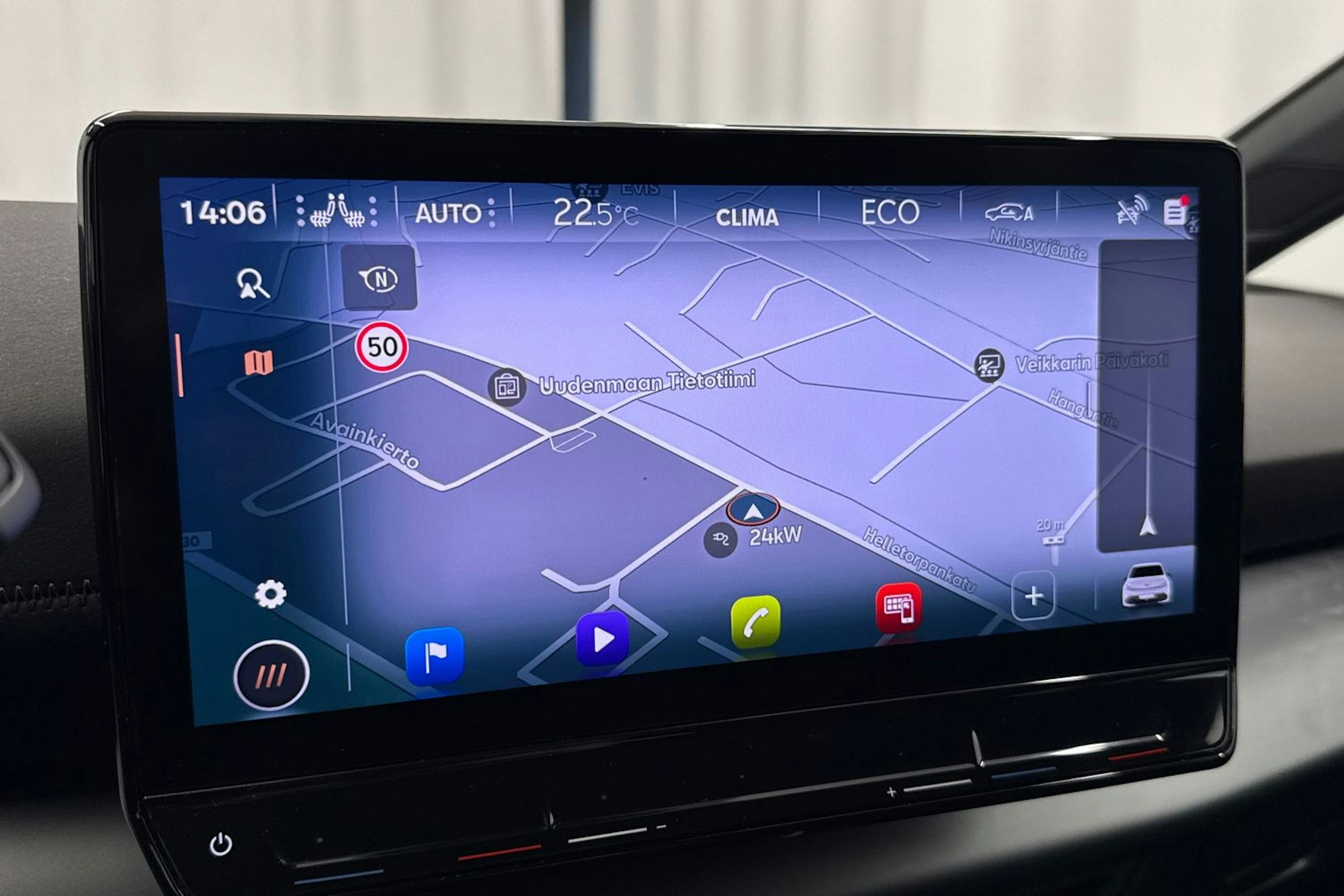 valkoinen CUPRA Born 2022 kuva 21.