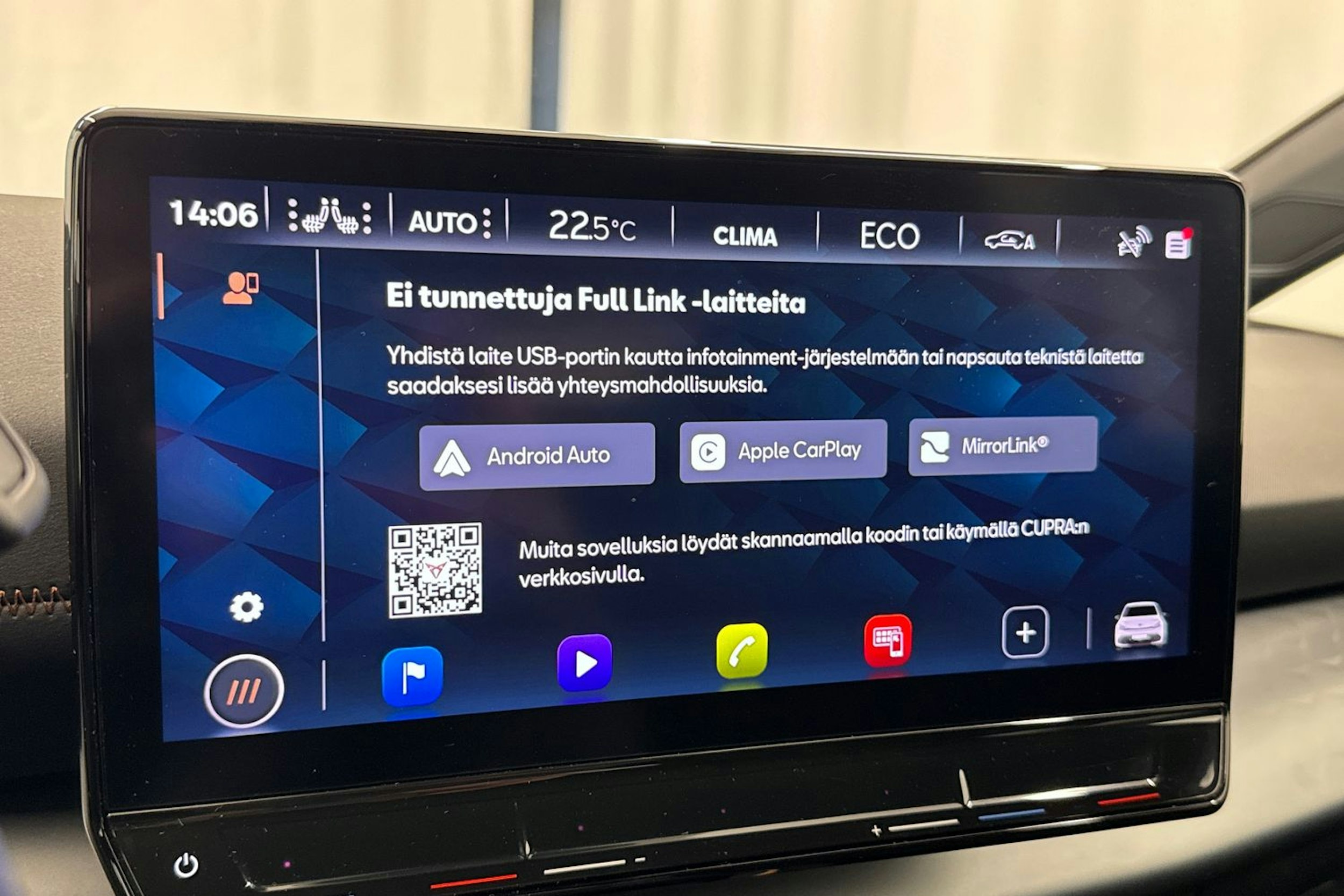 valkoinen CUPRA Born 2022 kuva 22.