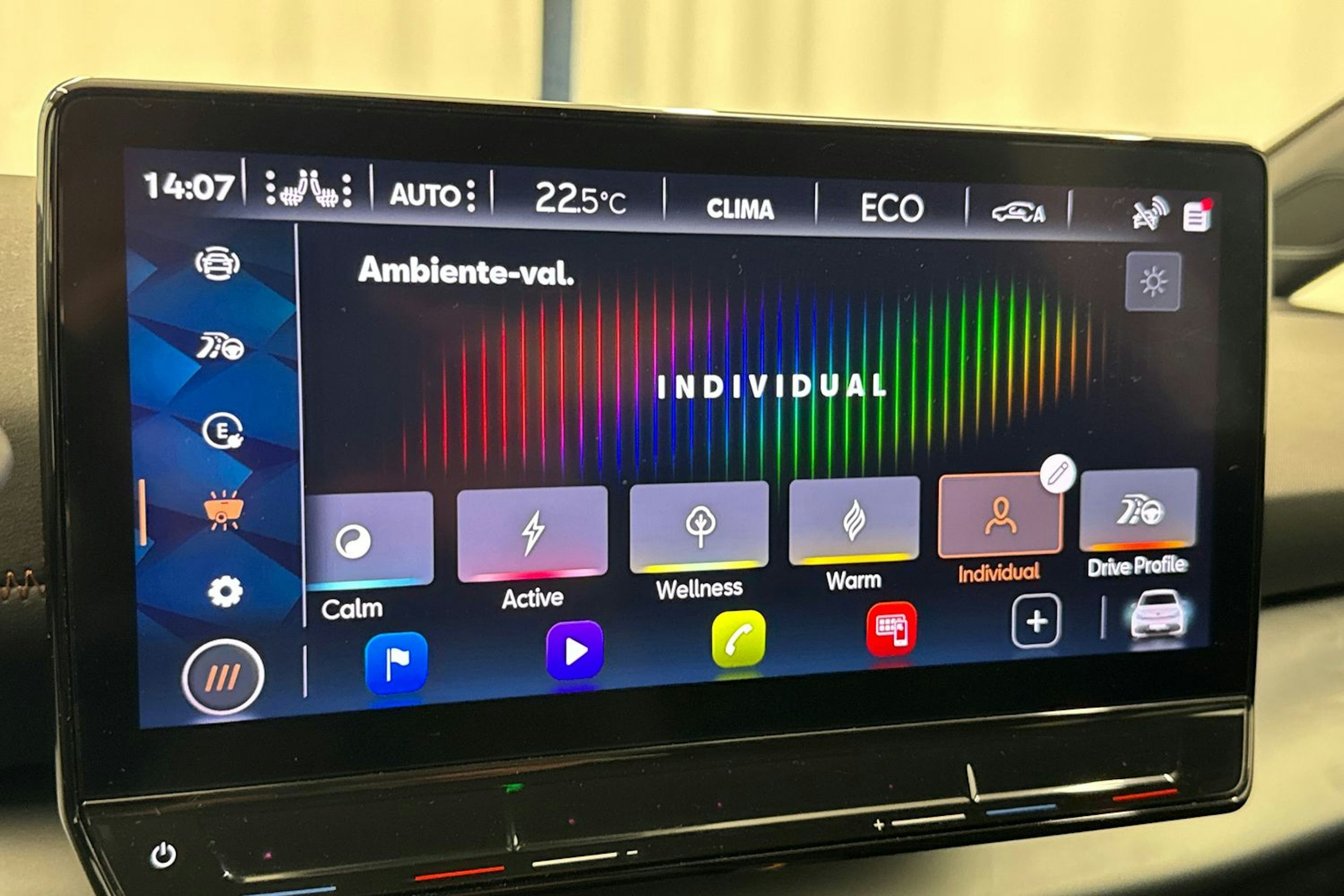 valkoinen CUPRA Born 2022 kuva 23.