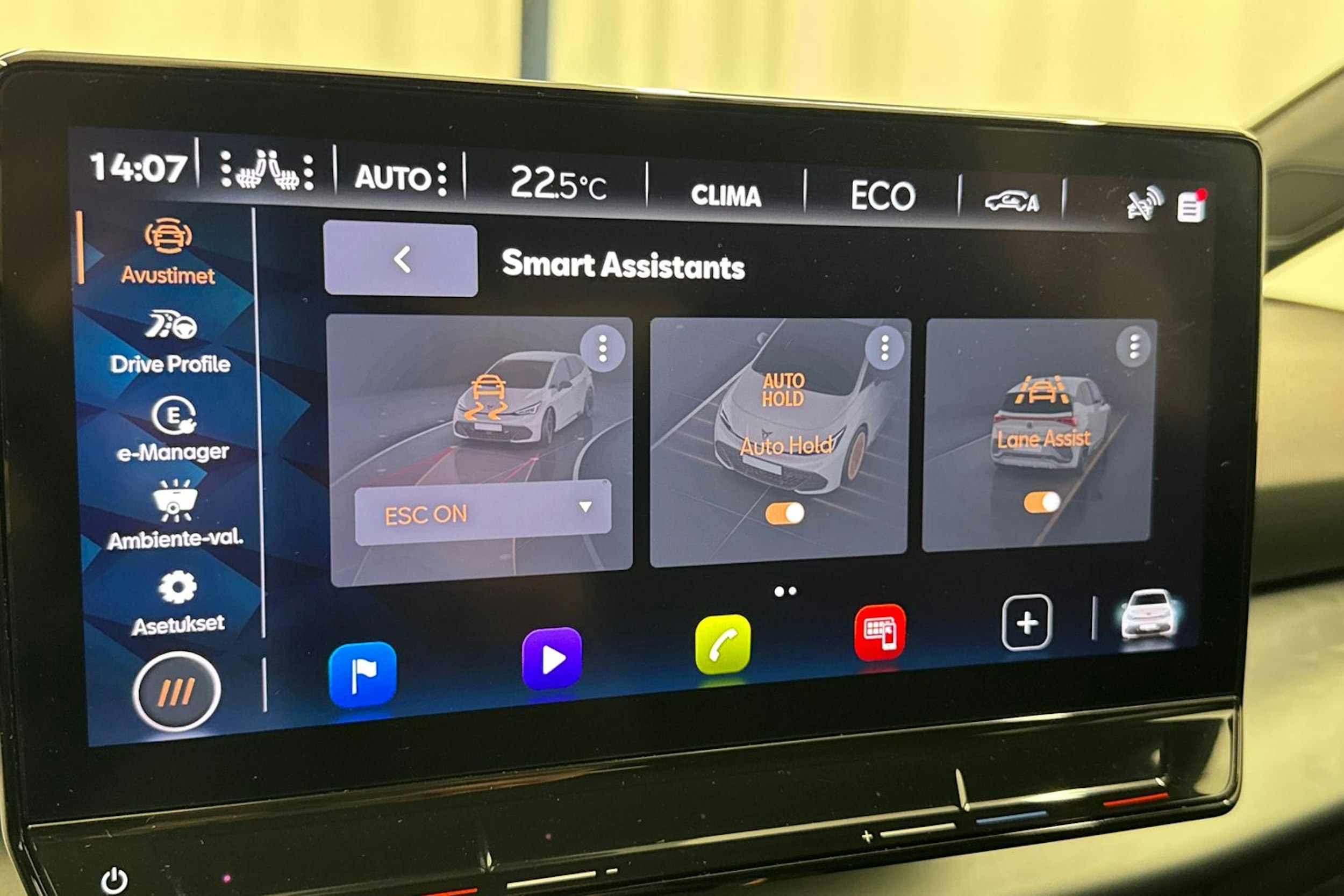 valkoinen CUPRA Born 2022 kuva 24.