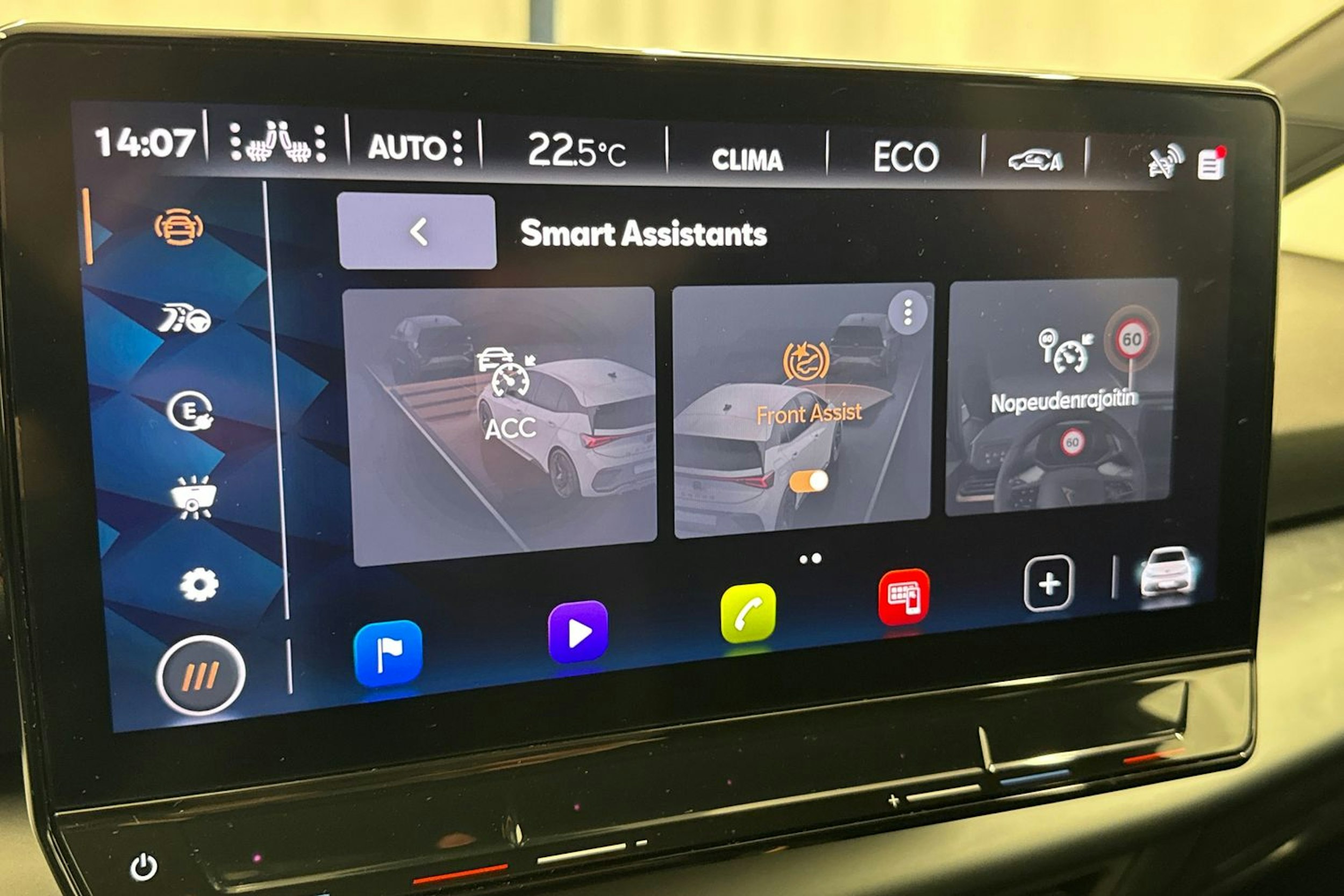 valkoinen CUPRA Born 2022 kuva 25.