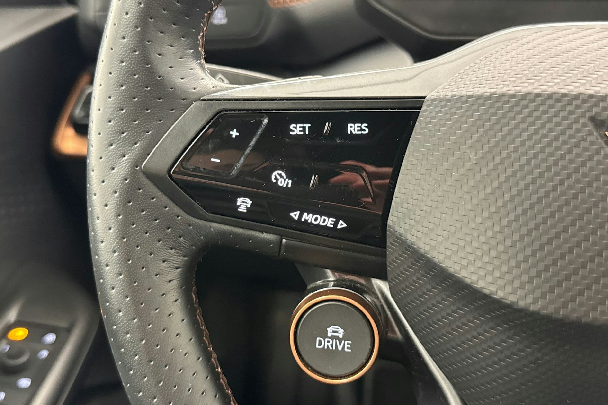 valkoinen CUPRA Born 2022 kuva 27.