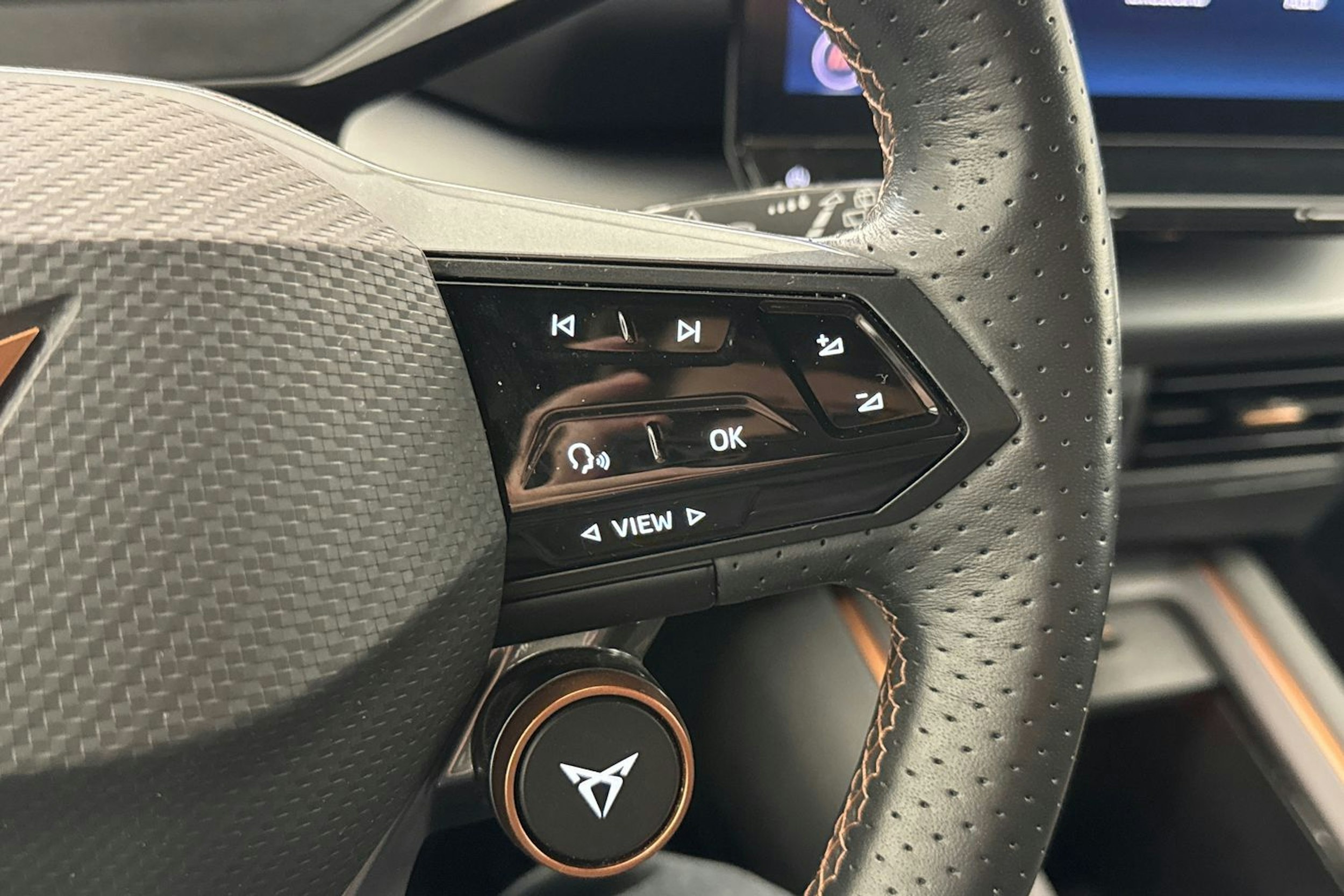 valkoinen CUPRA Born 2022 kuva 28.