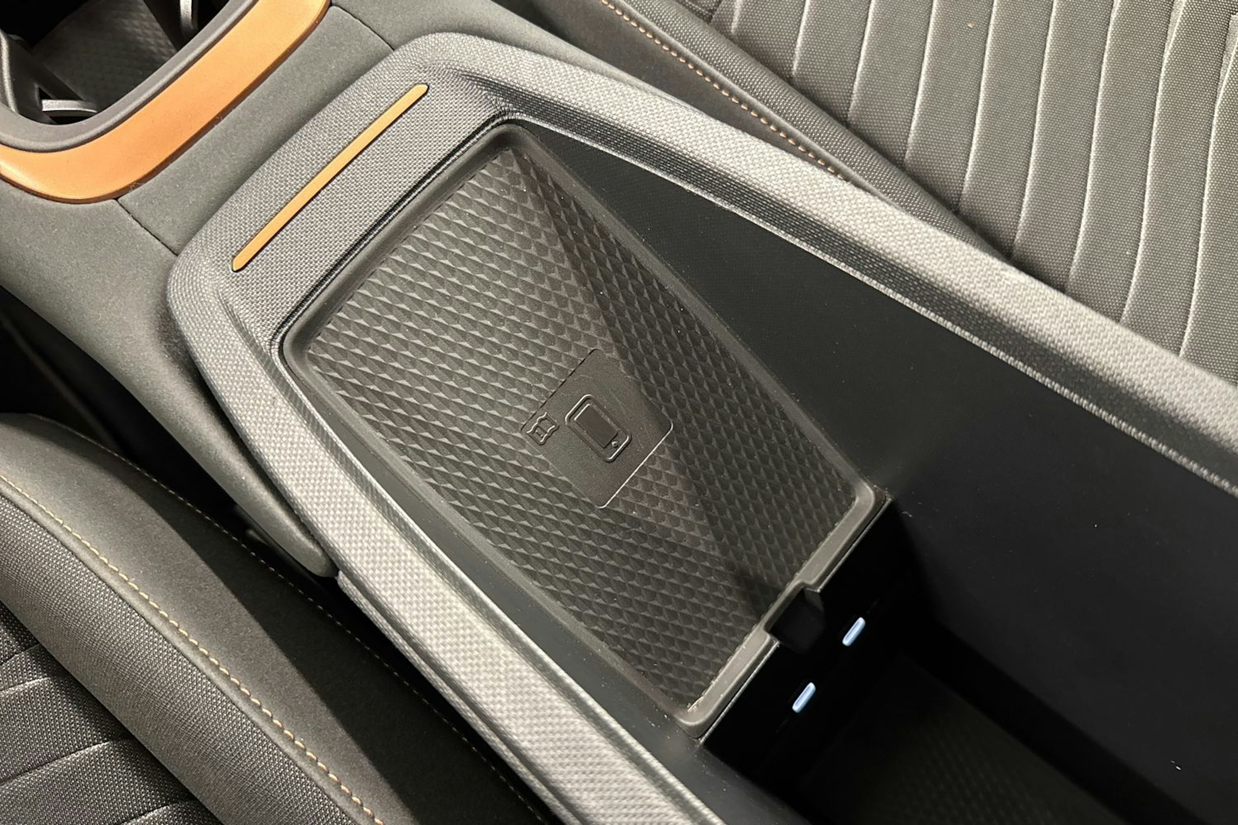 valkoinen CUPRA Born 2022 kuva 29.