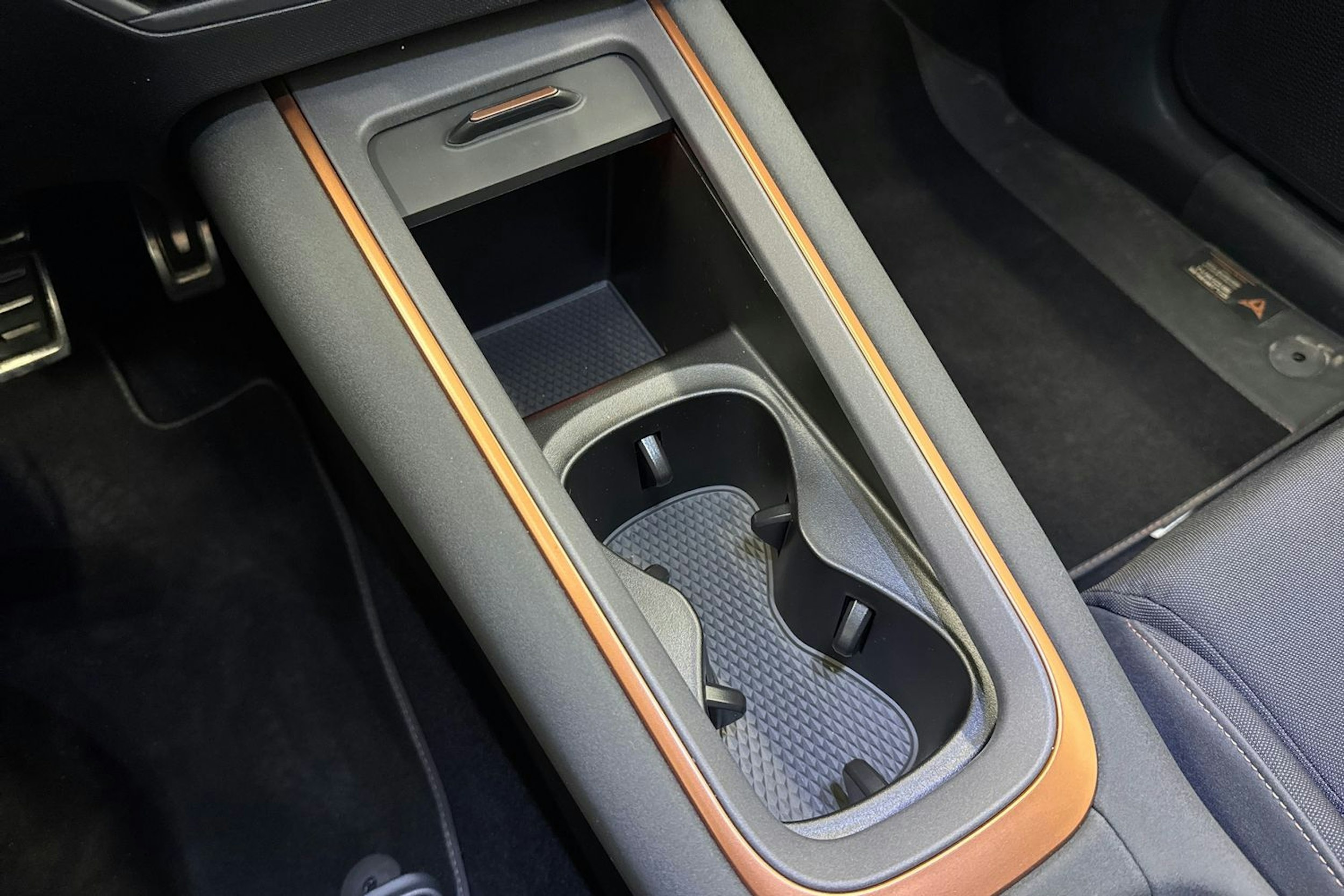 valkoinen CUPRA Born 2022 kuva 30.