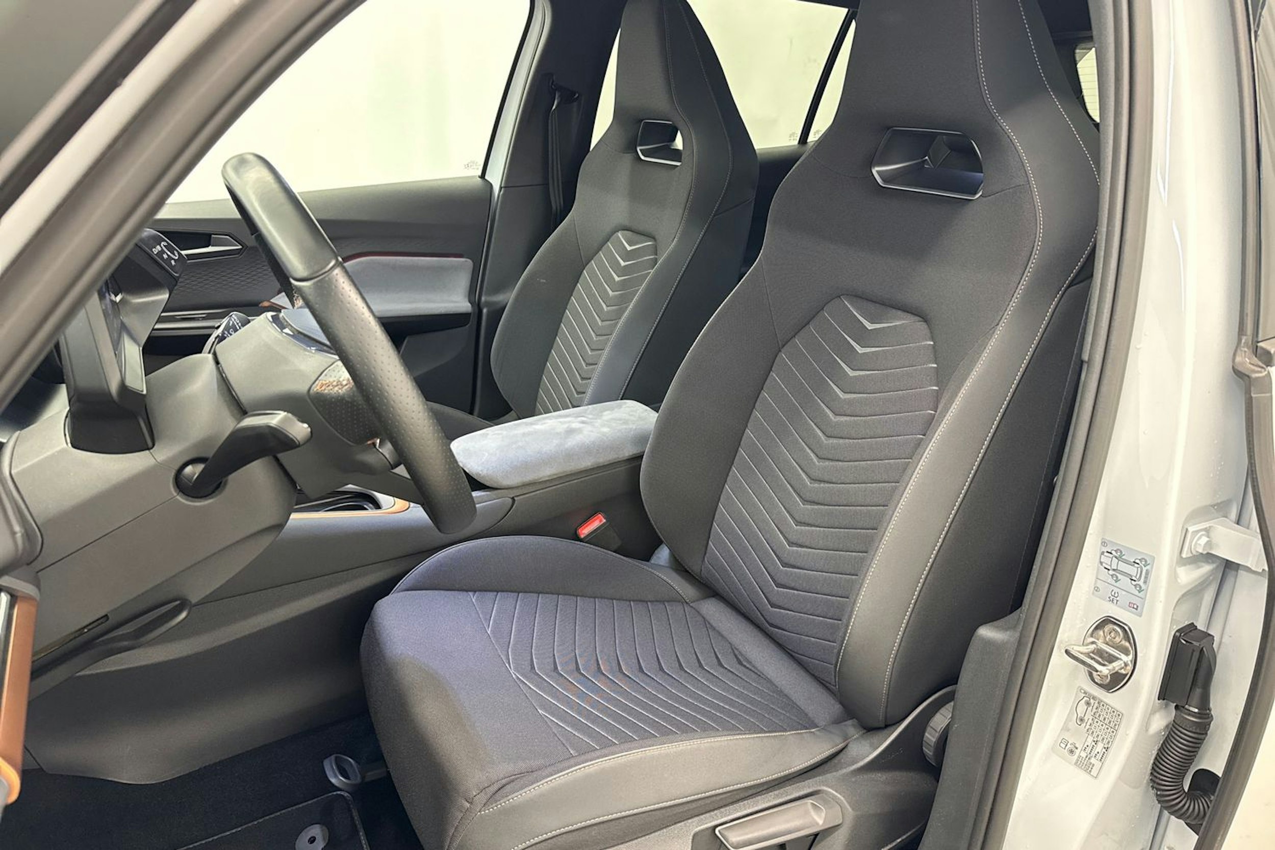 valkoinen CUPRA Born 2022 kuva 31.