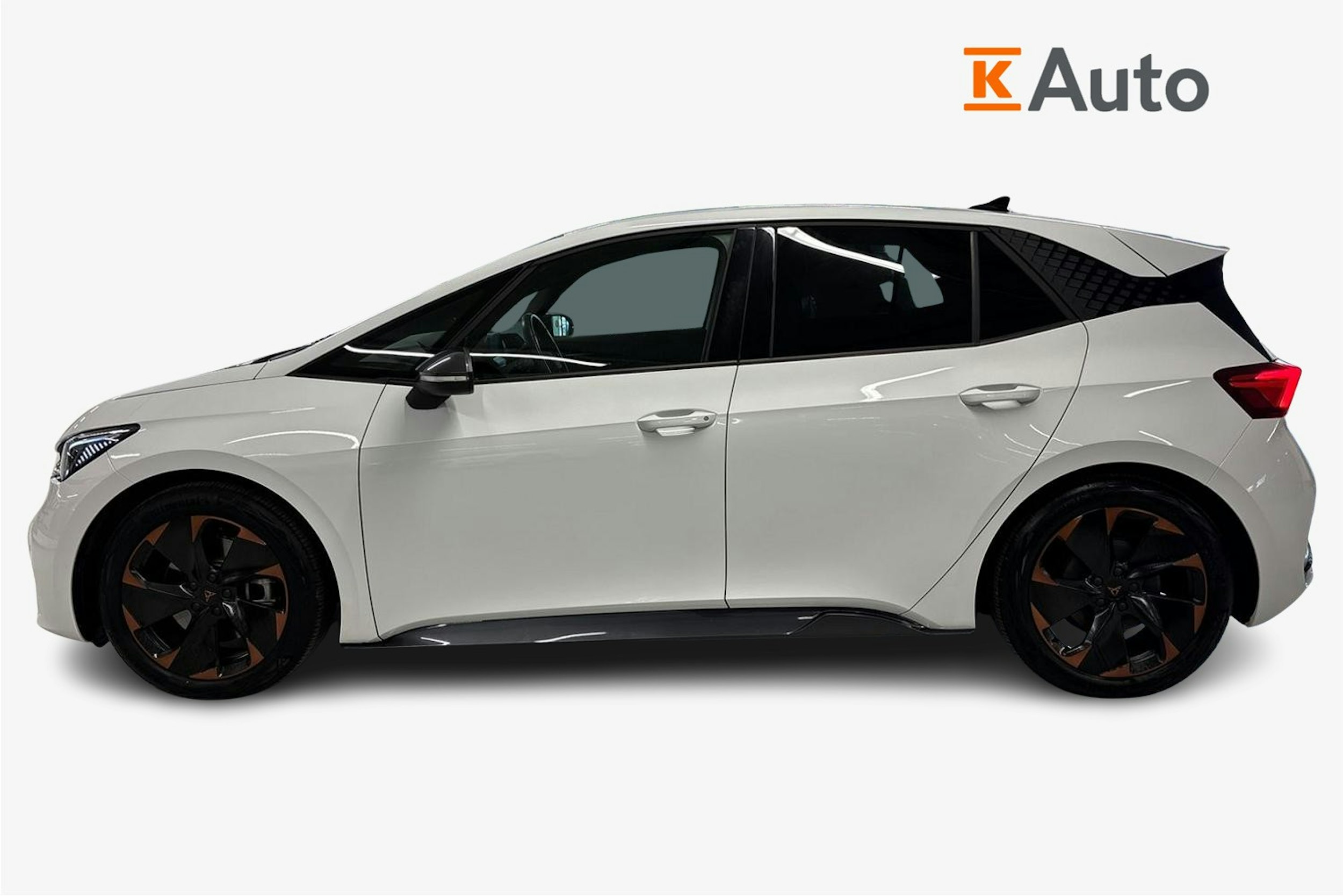 valkoinen CUPRA Born 2022 kuva 6.