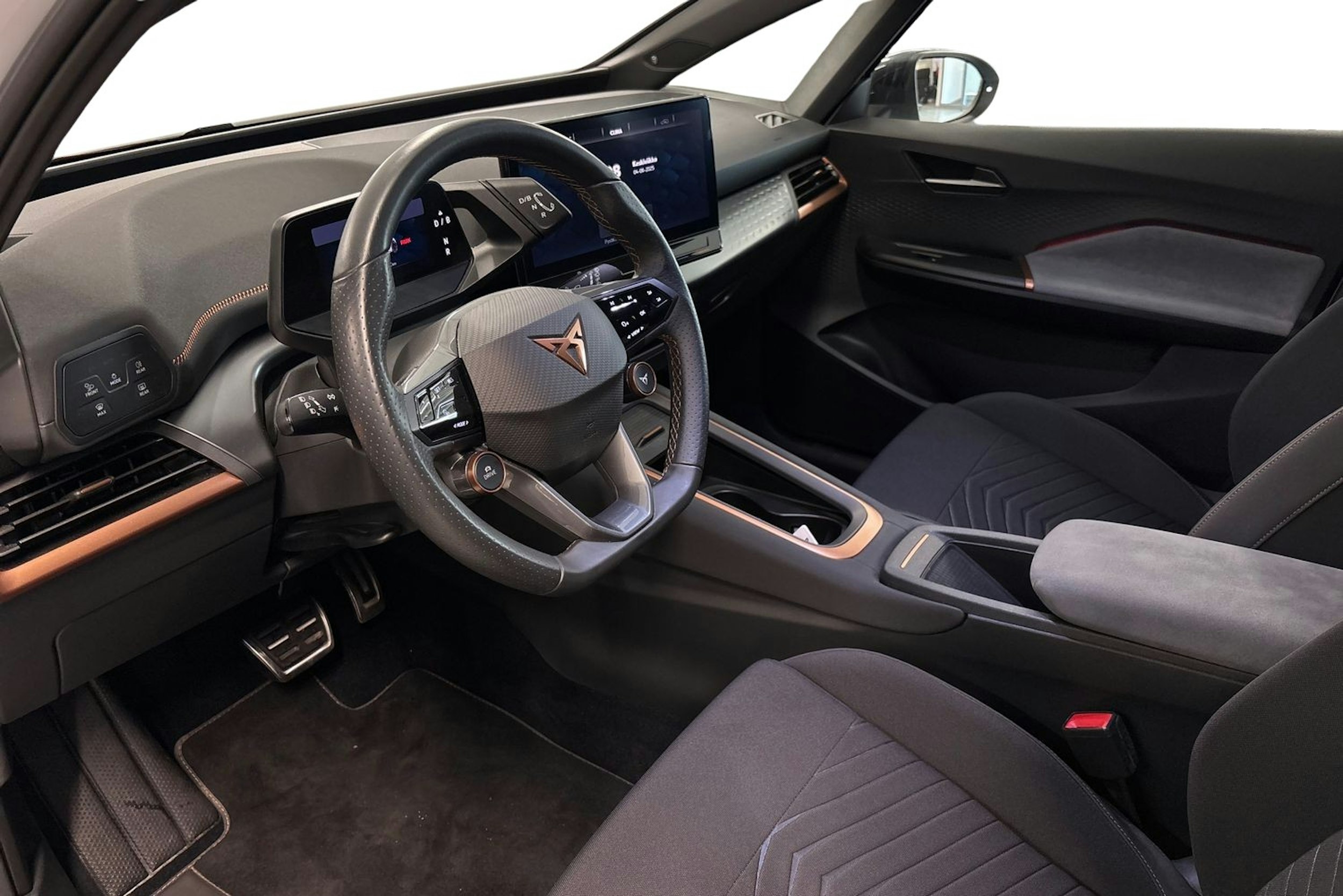 valkoinen CUPRA Born 2022 kuva 7.