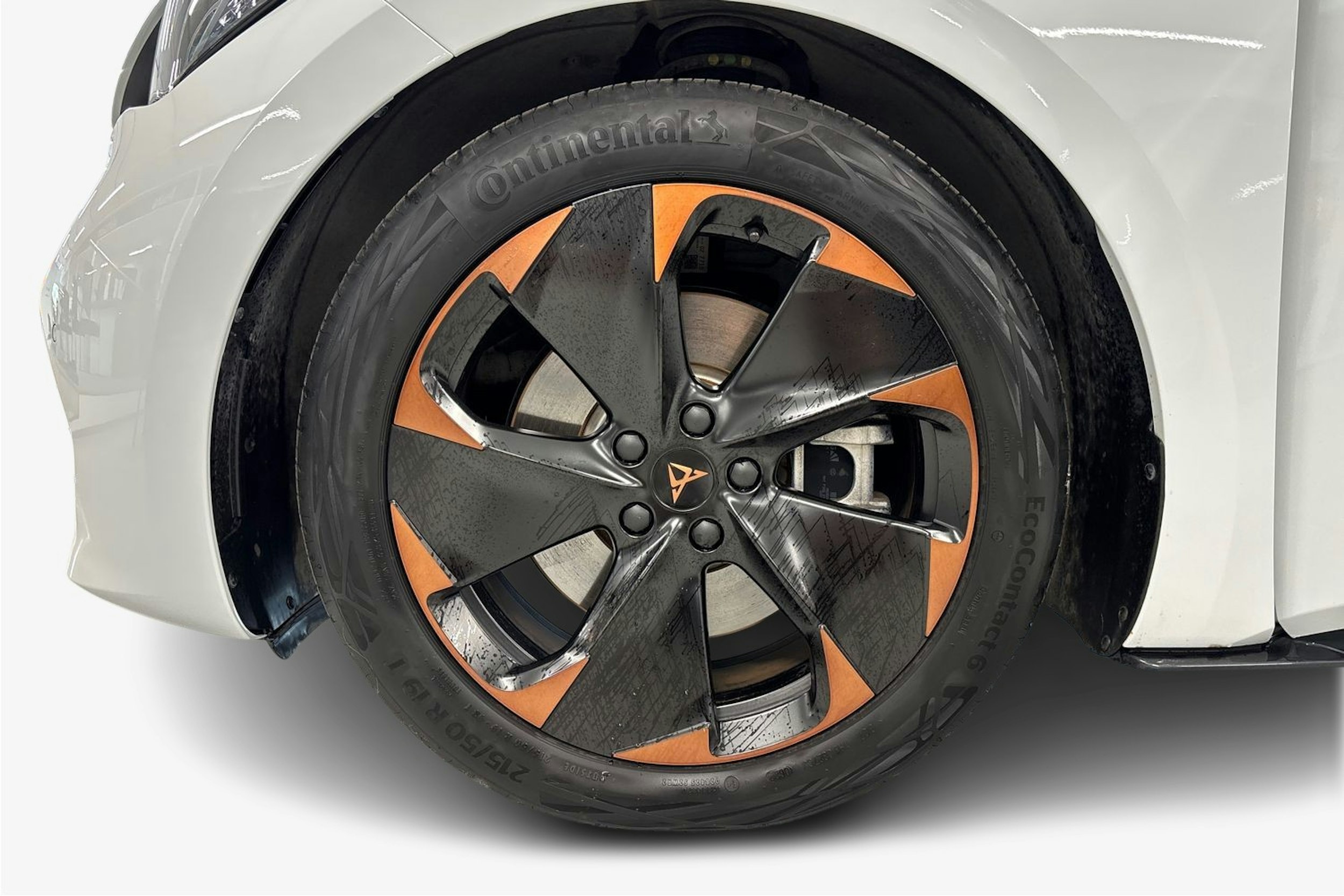 valkoinen CUPRA Born 2022 kuva 11.