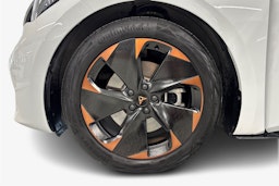 valkoinen CUPRA Born 2022 kuva 11.