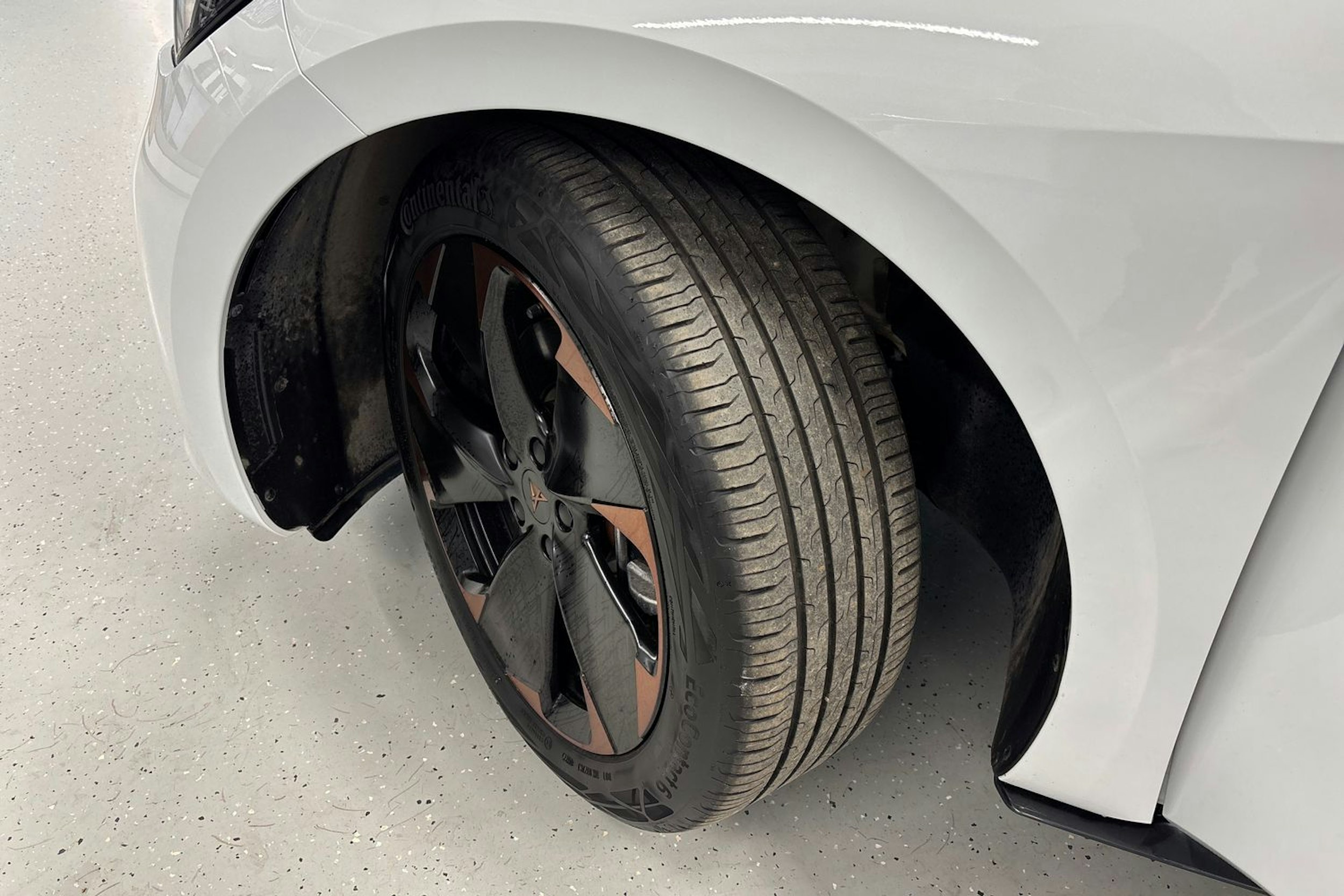 valkoinen CUPRA Born 2022 kuva 13.