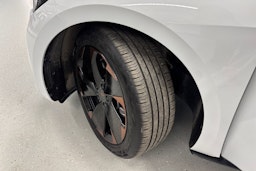 valkoinen CUPRA Born 2022 kuva 13.